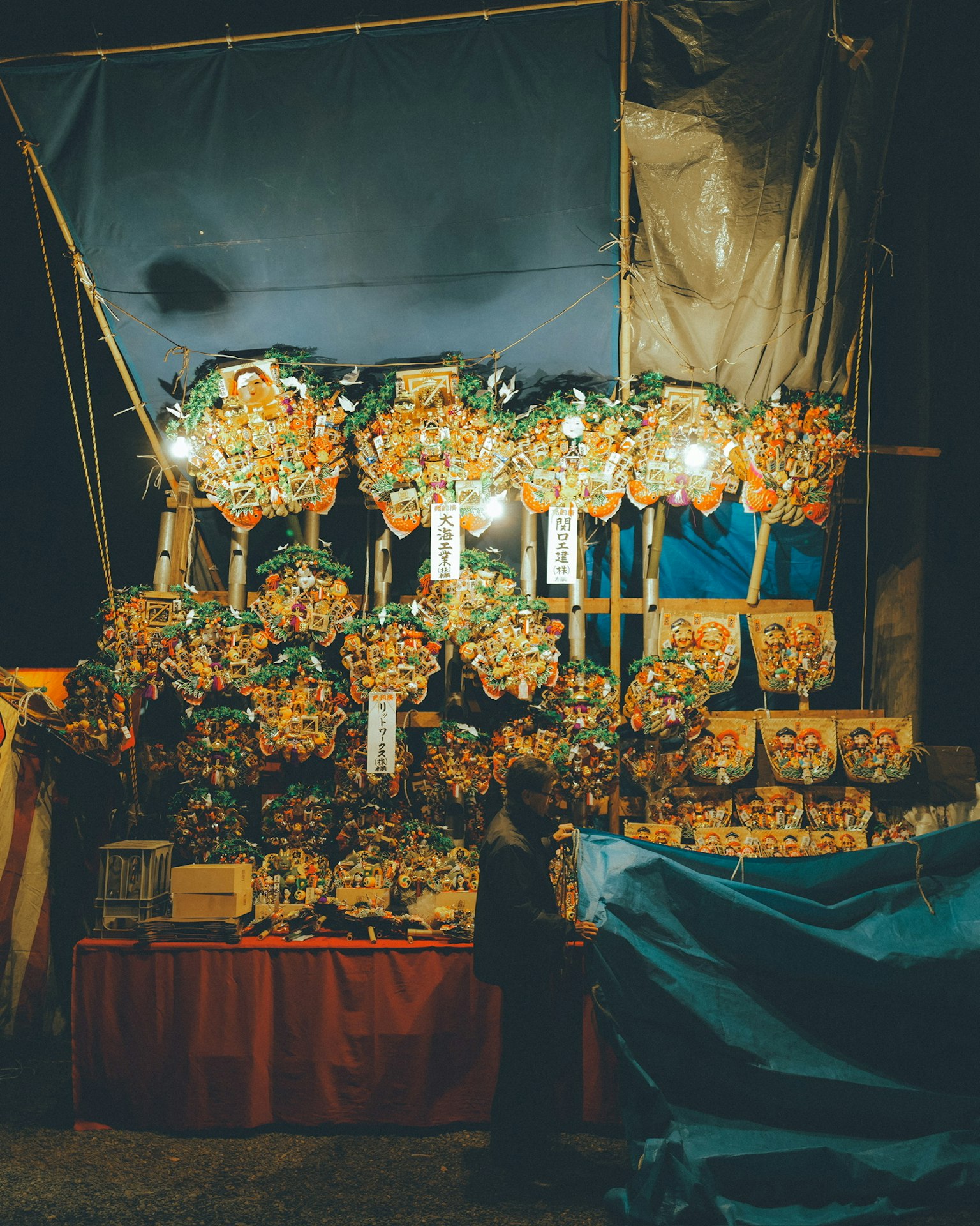 Gian hàng chợ đêm trưng bày hoa và đồ trang trí