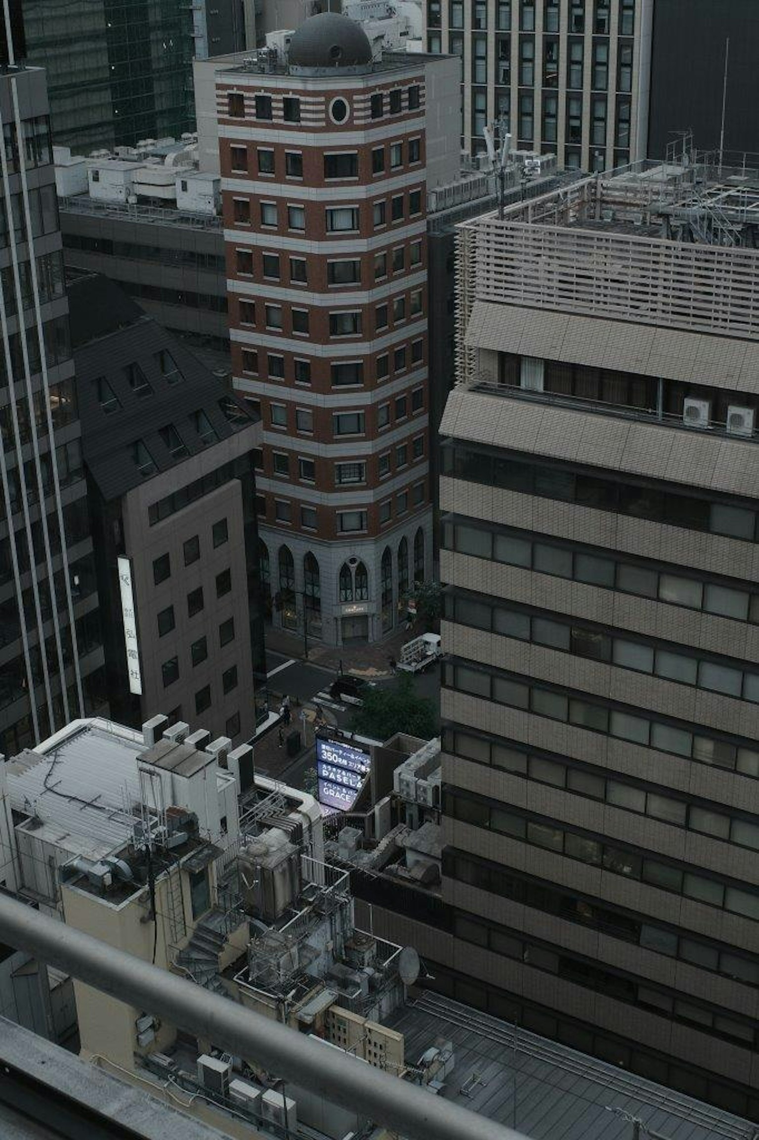 Paysage urbain avec un bâtiment historique entouré de gratte-ciel