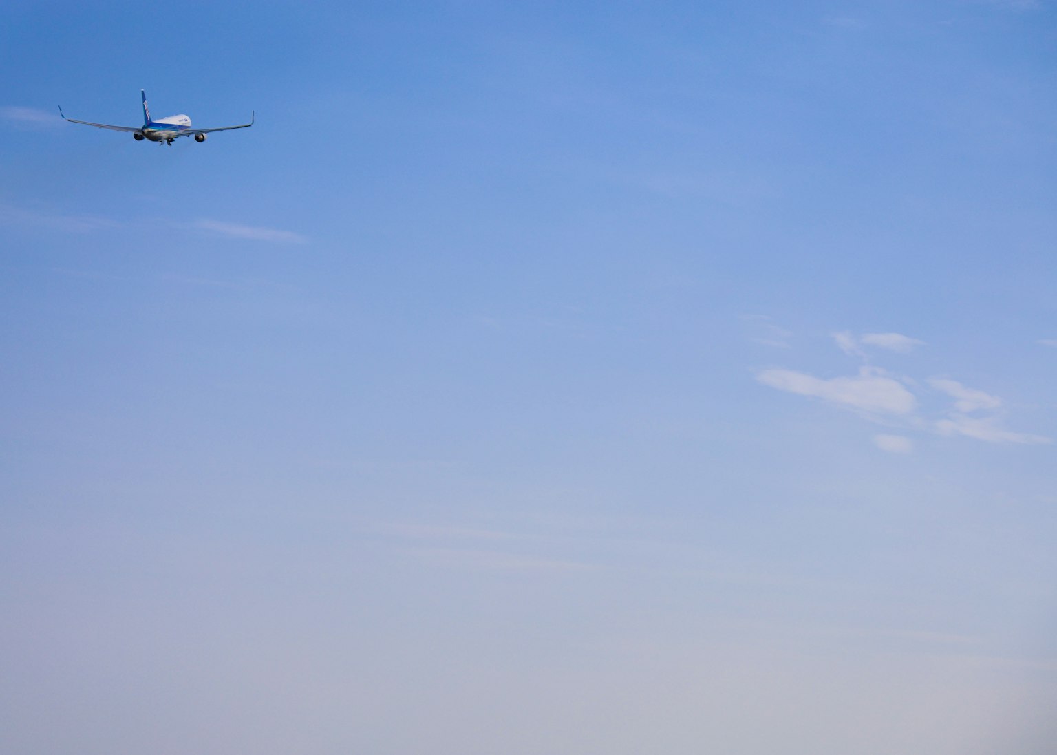 在蓝天飞行的飞机