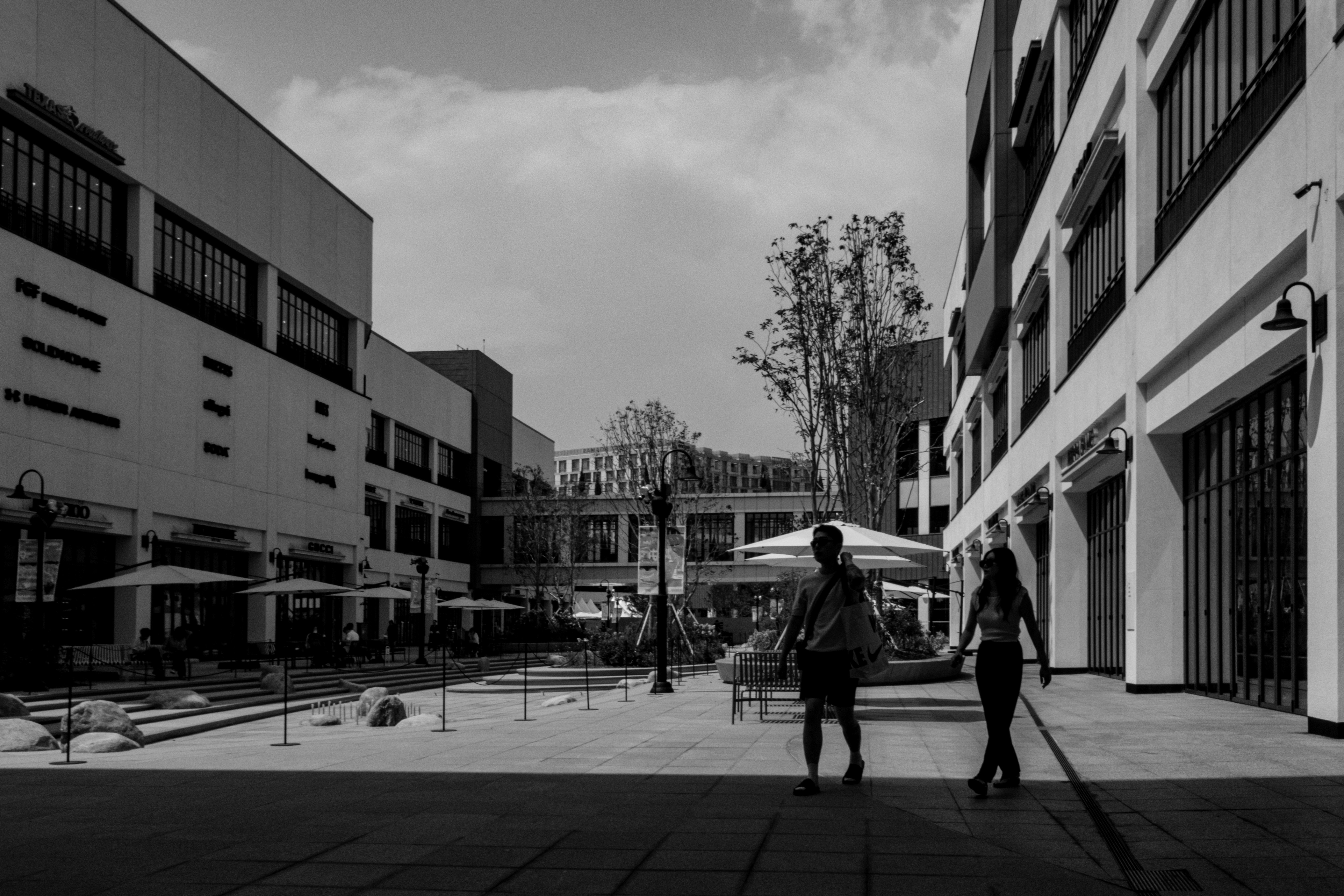 cortile in stile campus con edifici e passanti