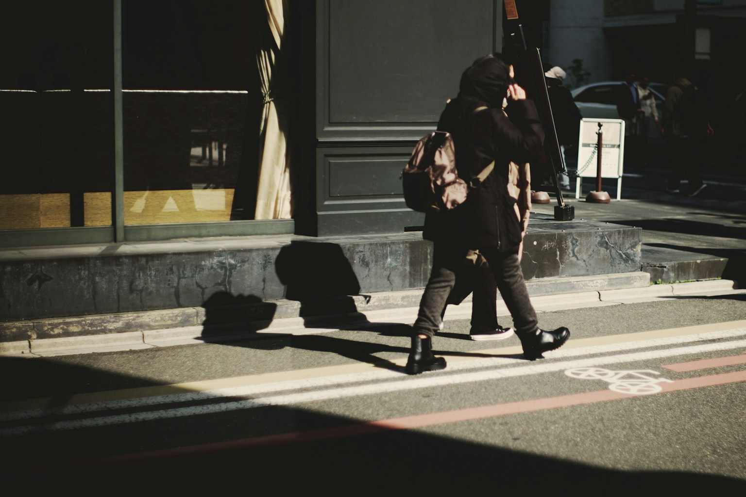 在街道上行走的人影和城市風景
