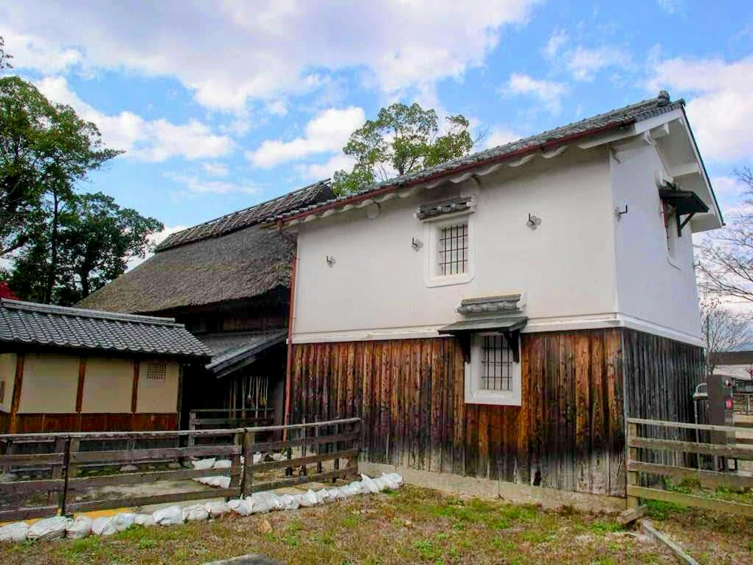 Rumah pertanian tradisional Jepang dengan elemen kayu dan langit biru
