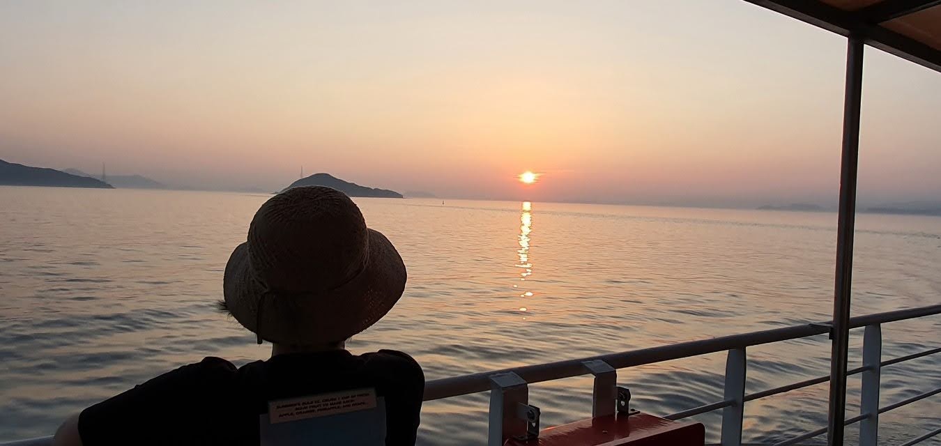 夕日に照らされる海と水平線の眺め