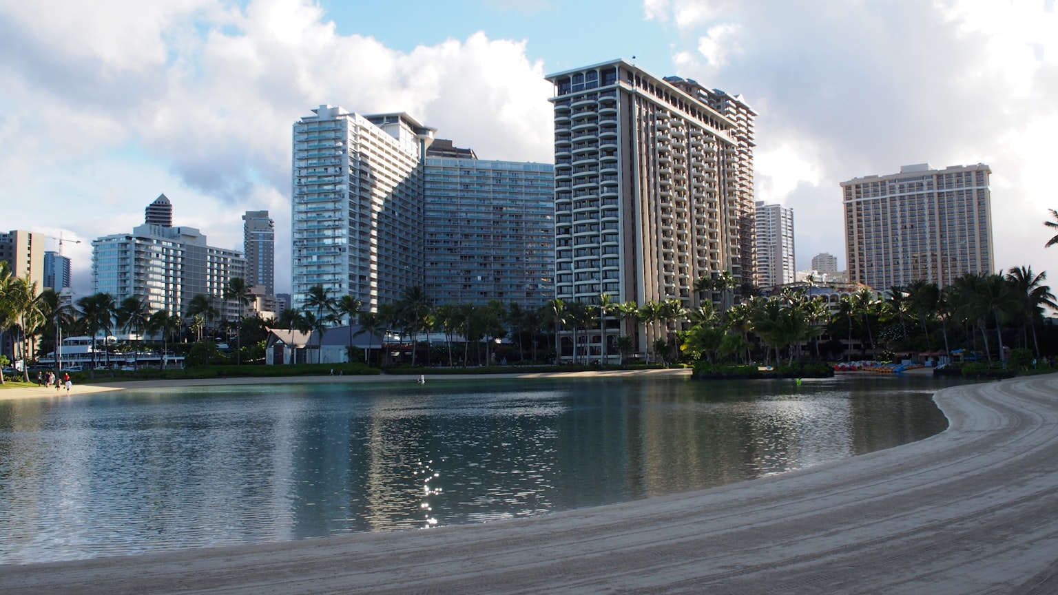 Cảnh quan đô thị Hawaii với các tòa nhà chọc trời và một hồ yên tĩnh