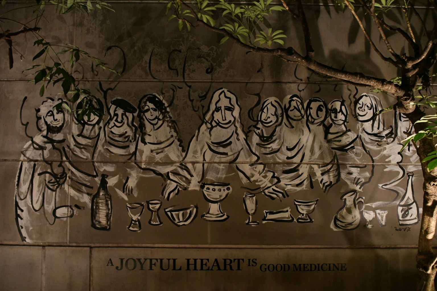 Illustrazione di figure umoristiche che si riuniscono in una scena gioiosa su un muro