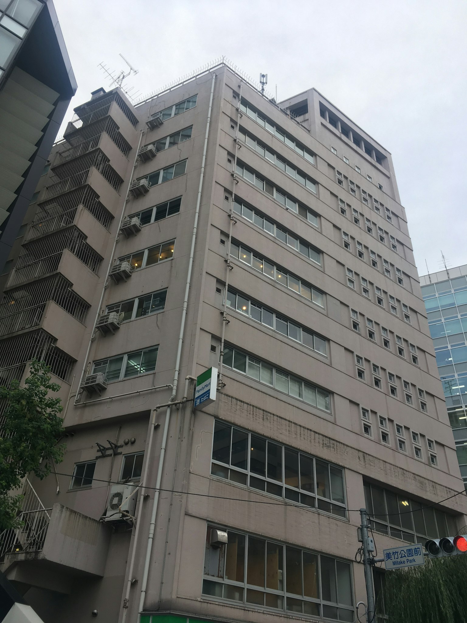 高層建築外觀，灰色外牆和眾多窗戶