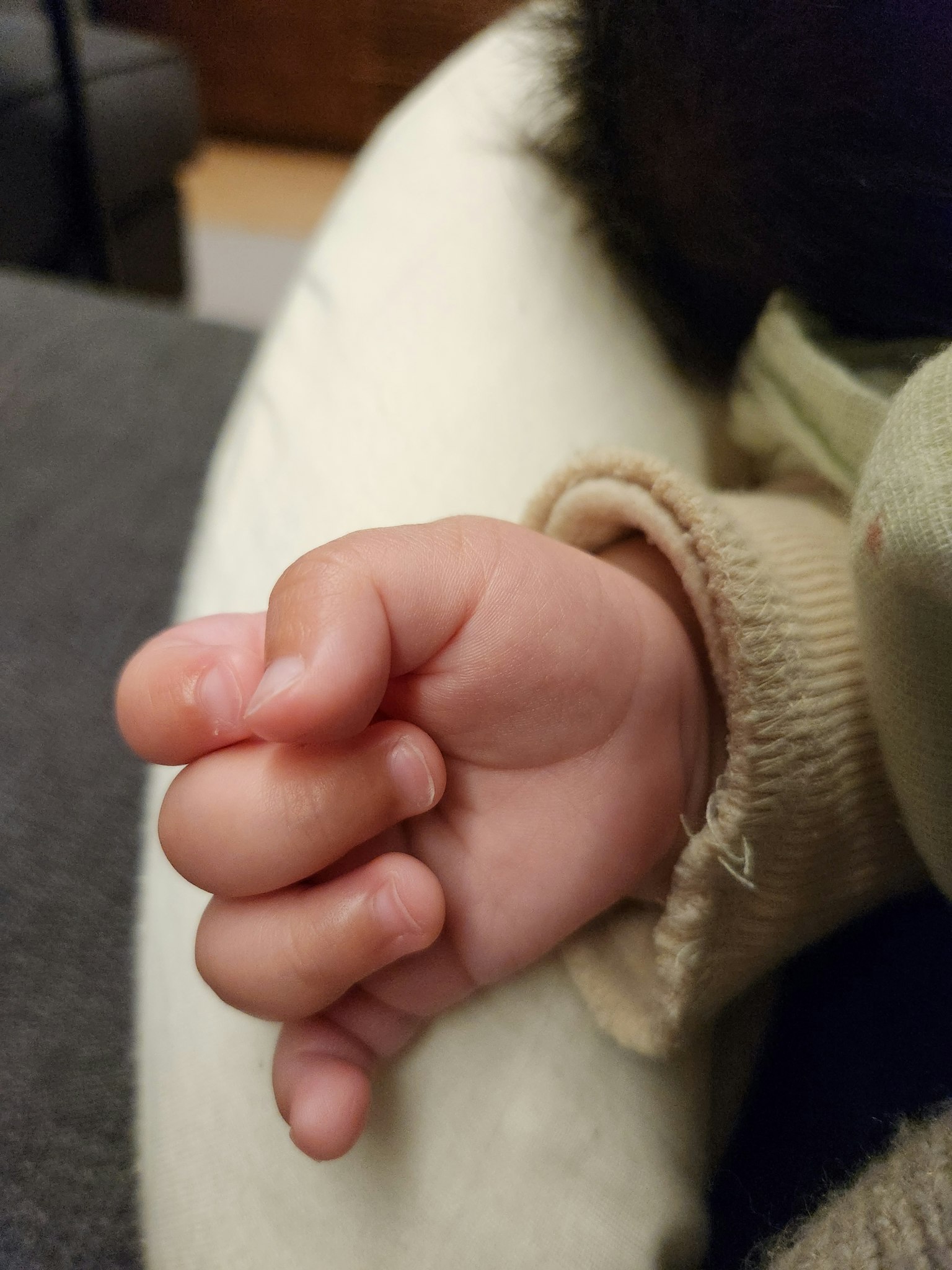 嬰兒的小手 resting on a soft surface