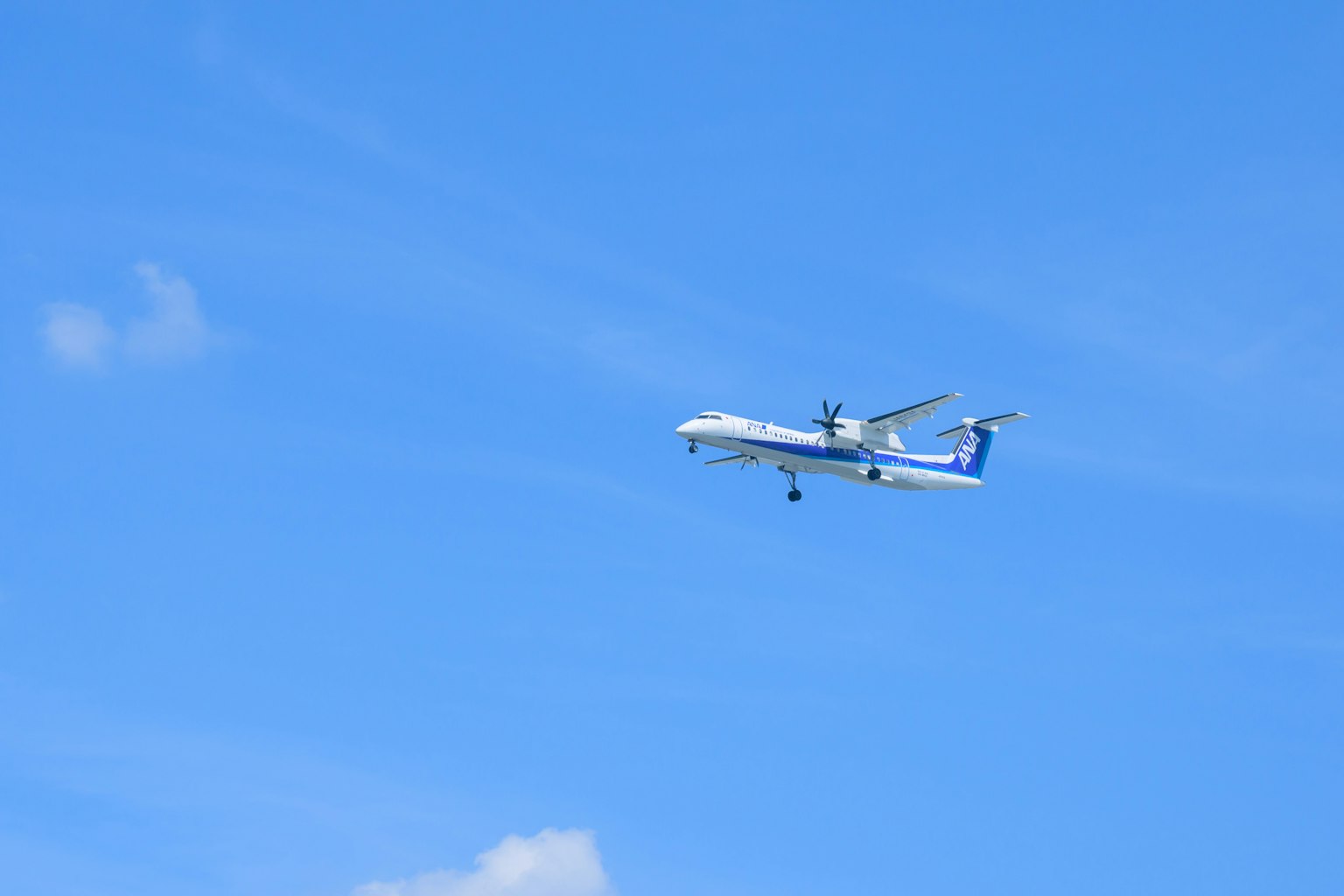 Un piccolo aereo che vola contro un cielo blu