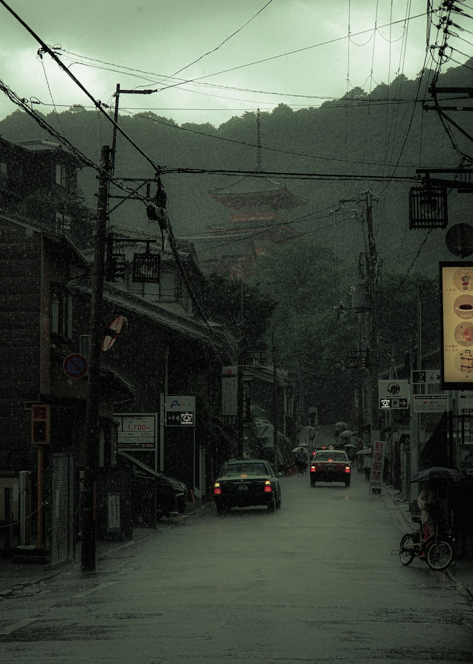 안개 낀 거리 풍경과 차량들