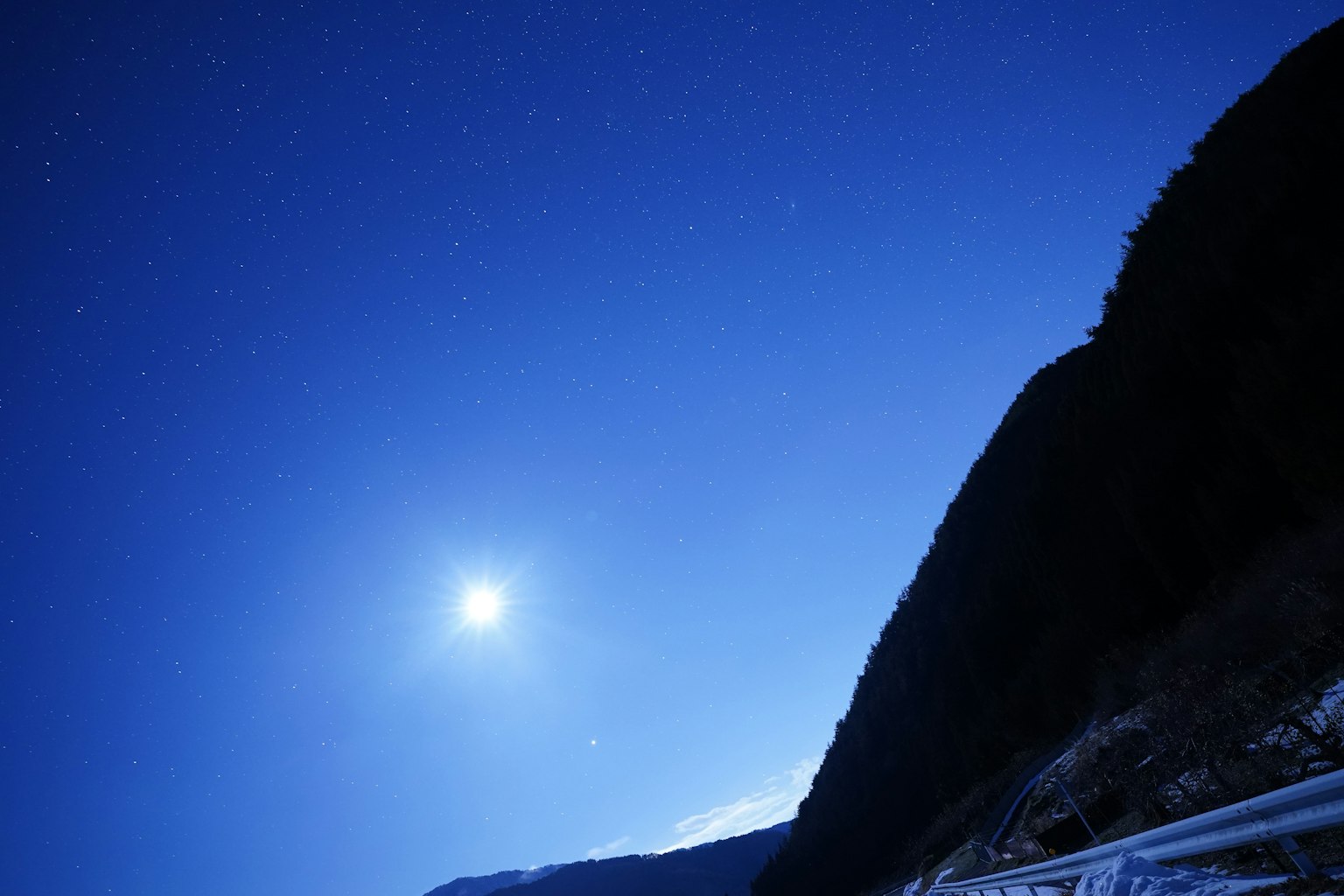 Nachthimmel mit einem hellen Mond und Sternen