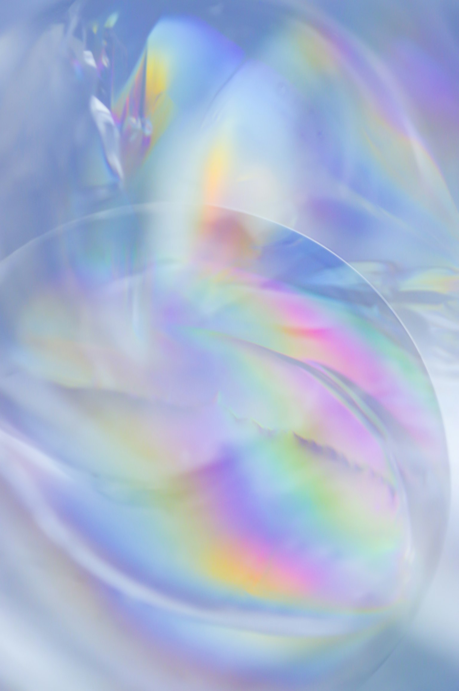 柔らかい色合いの虹色の泡が浮かぶ抽象的な画像