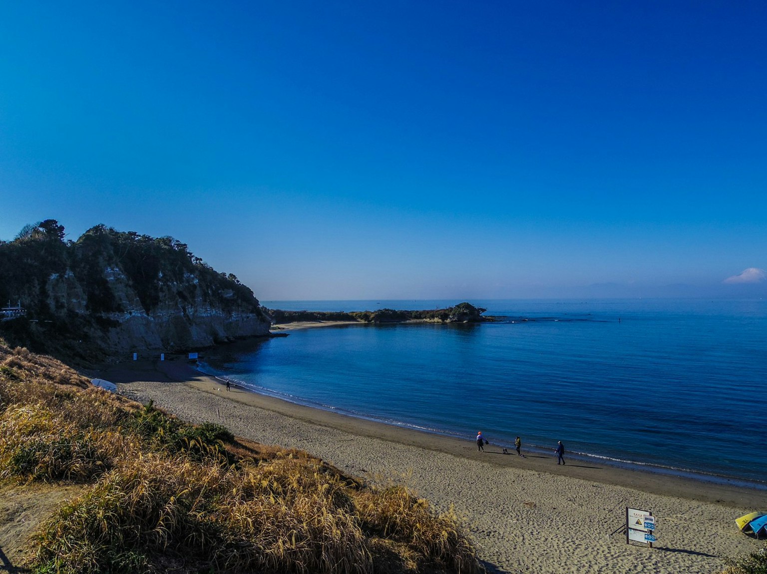 Pemandangan pantai dengan langit biru dan laut tenang
