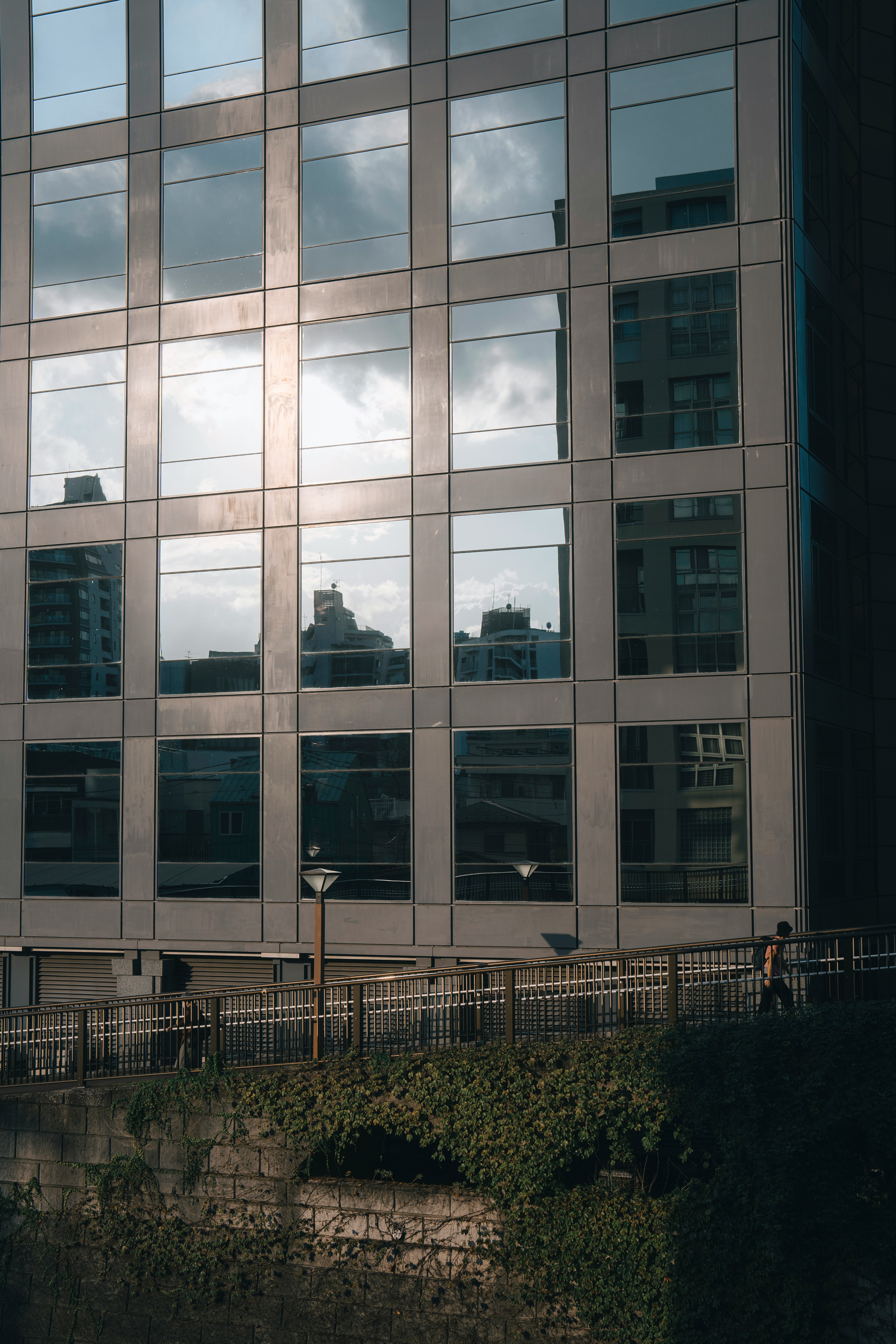 fachada de vidrio de un rascacielos moderno que refleja el cielo