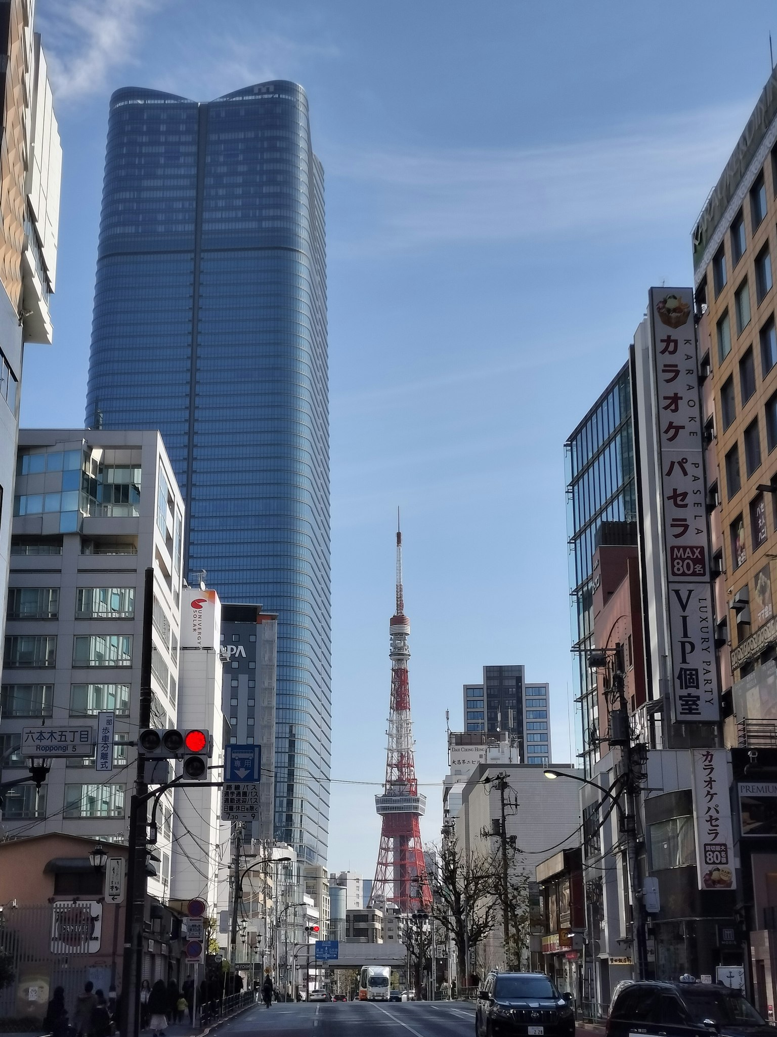 Paysage urbain avec la Tour de Tokyo et un gratte-ciel