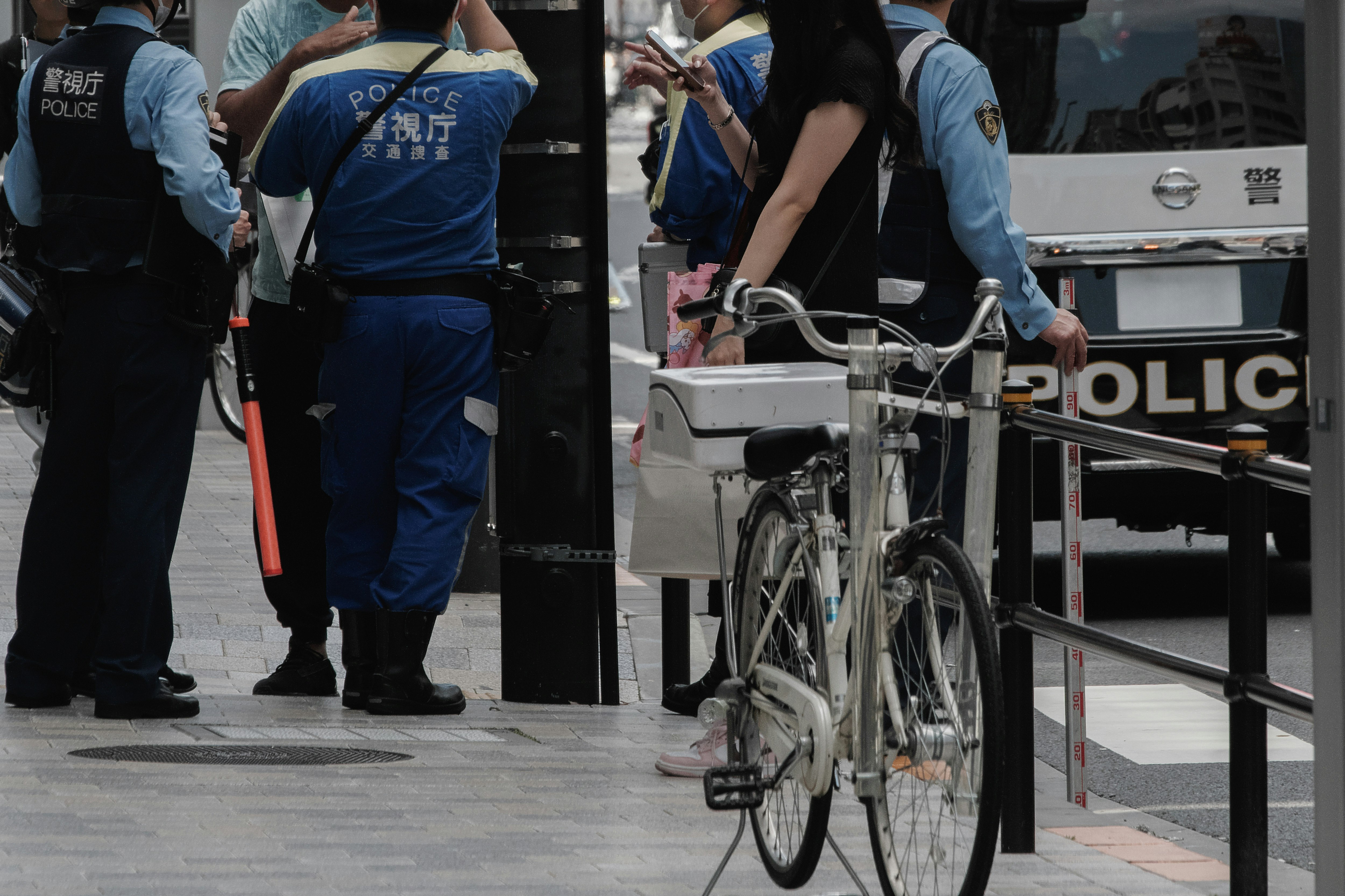 警察官と自転車のある都市の街角