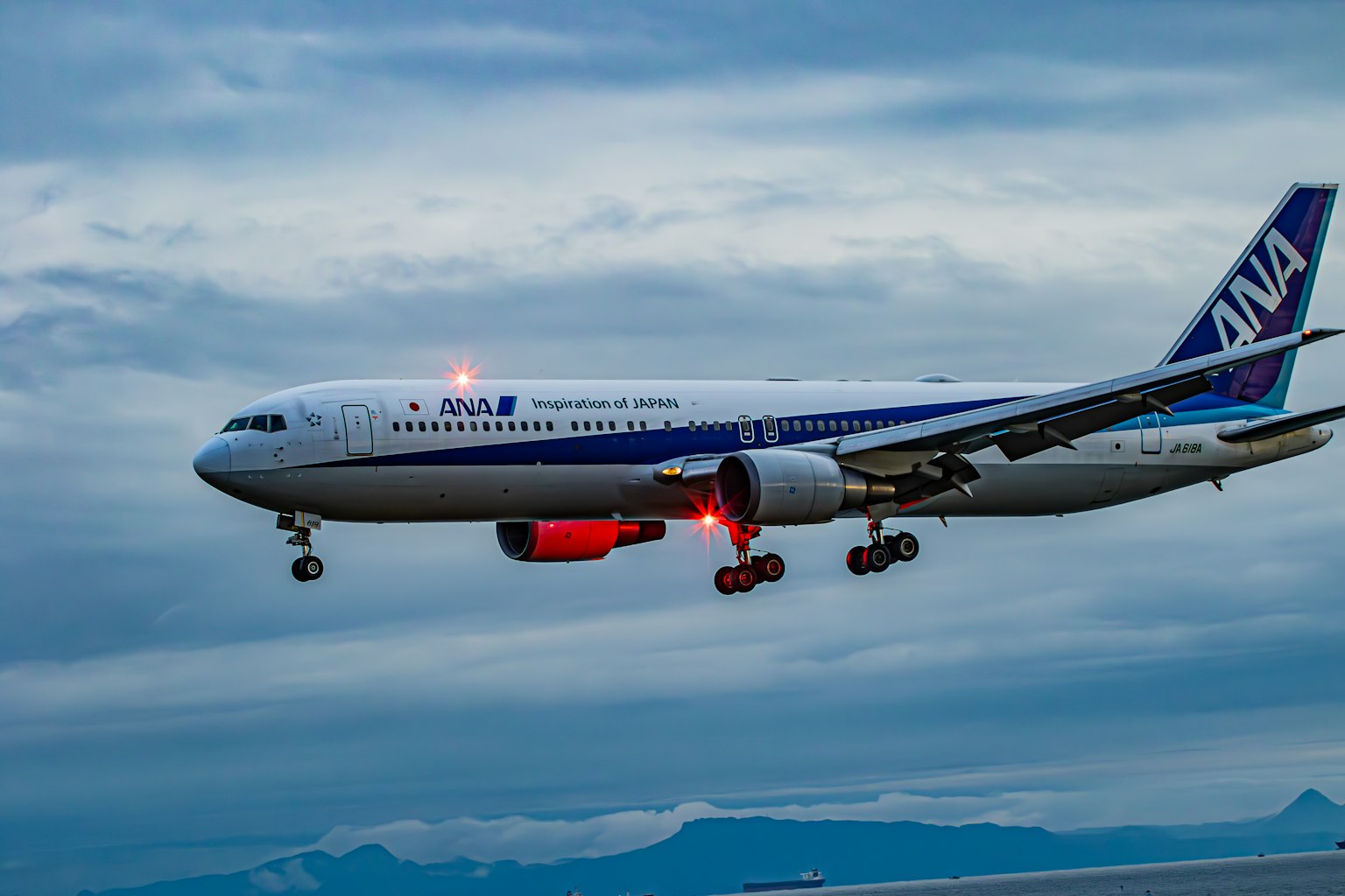Aereo ANA in fase di atterraggio sulla pista