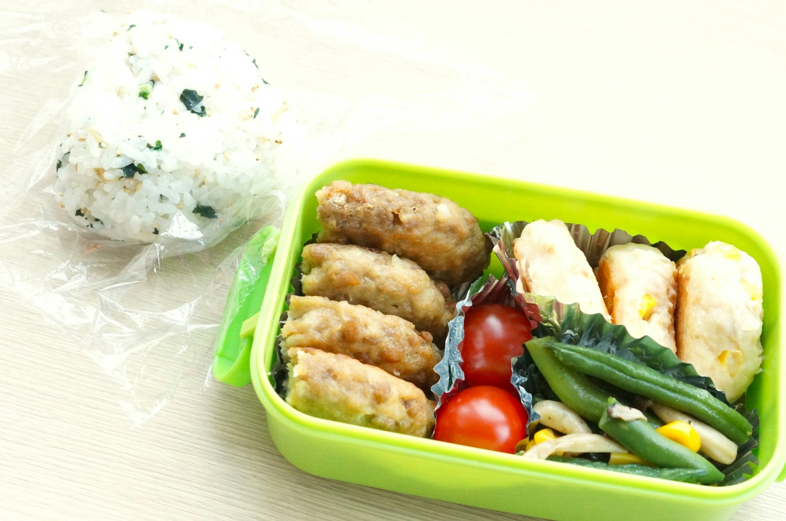 Bento colorato con vari piatti e una palla di riso