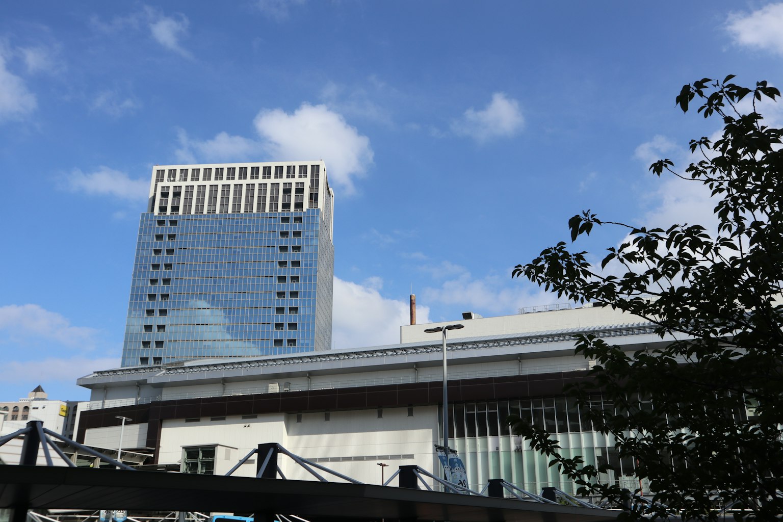 อาคารทันสมัยใต้ท้องฟ้าสีฟ้าพร้อมกับพืชพรรณรอบข้าง