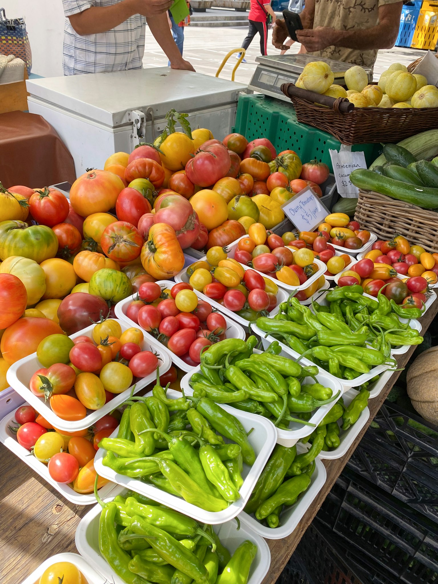 Esposizione colorata di frutta e verdura in un mercato