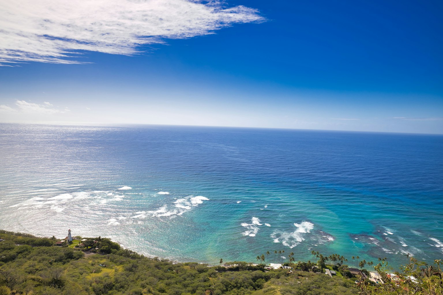 Belle vue de l'océan bleu et du ciel avec des vagues côtières et des collines vertes