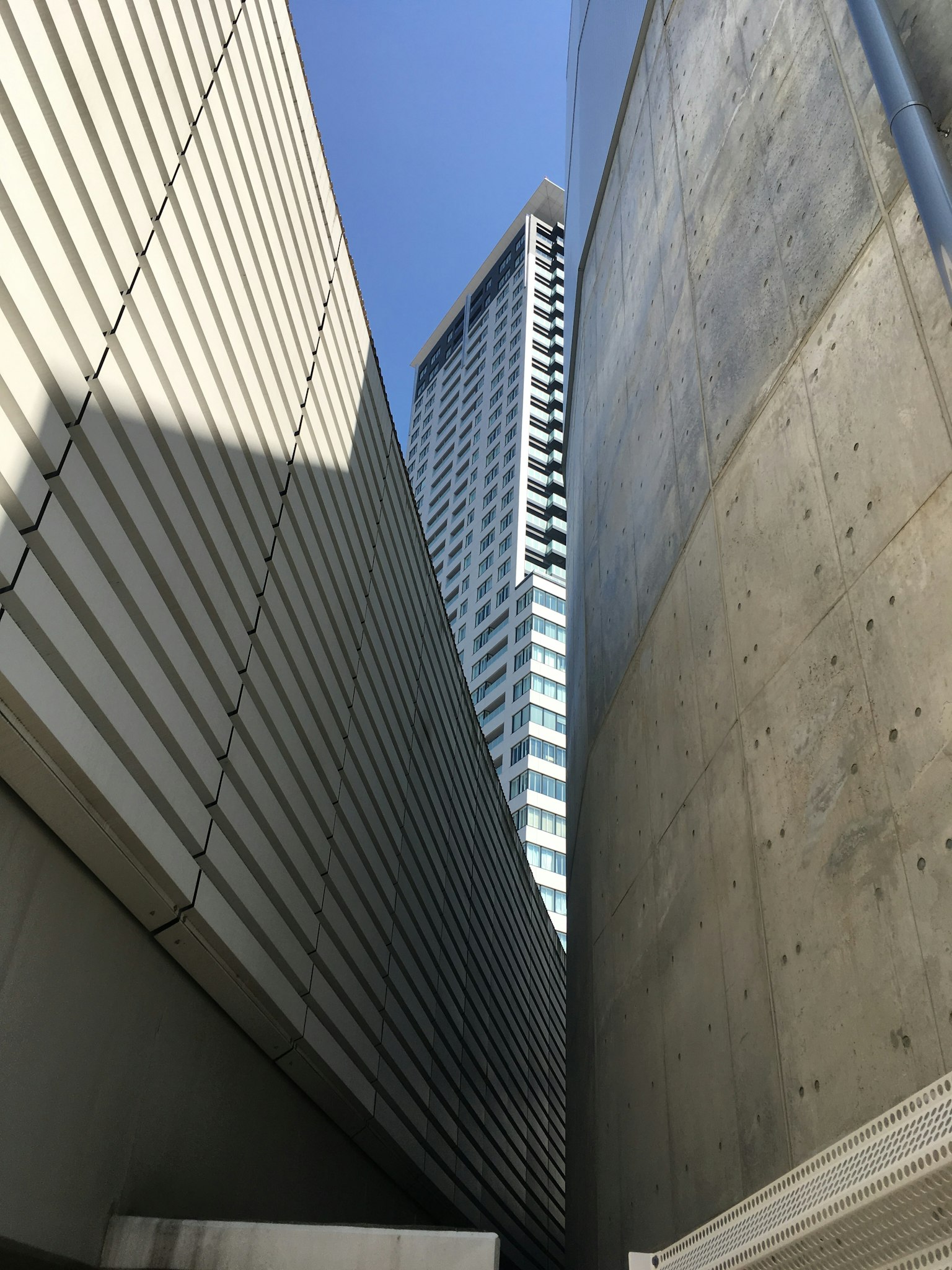 高楼与混凝土墙之间的狭窄通道