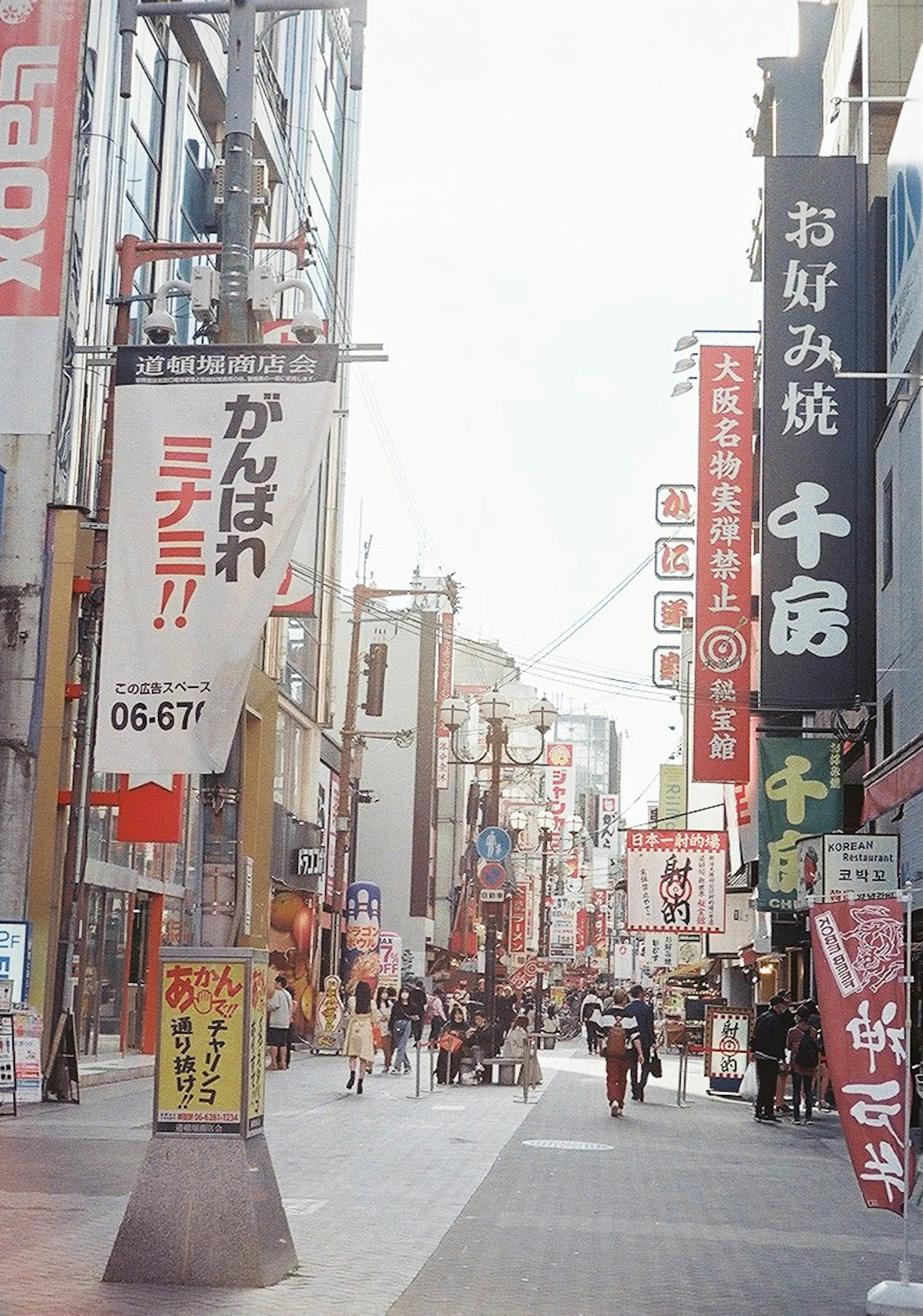 繁忙街道上有各種餐廳招牌和商店
