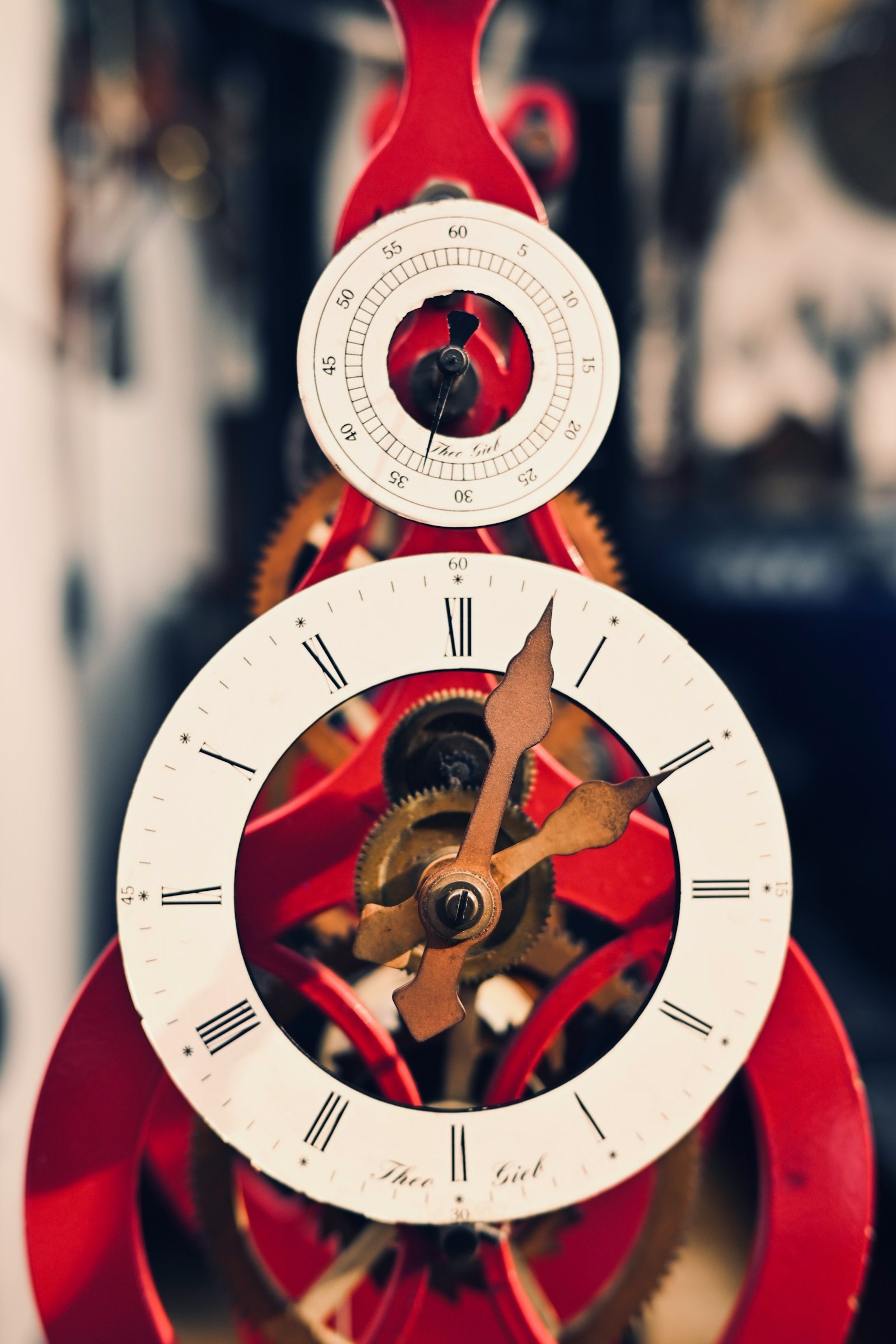 赤い時計の内部機構が見えるデザインの画像