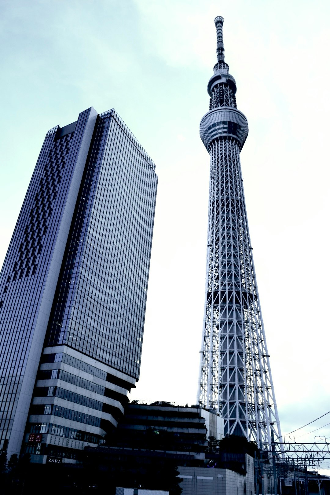 東京スカイツリーと高層ビル群の見上げ景色