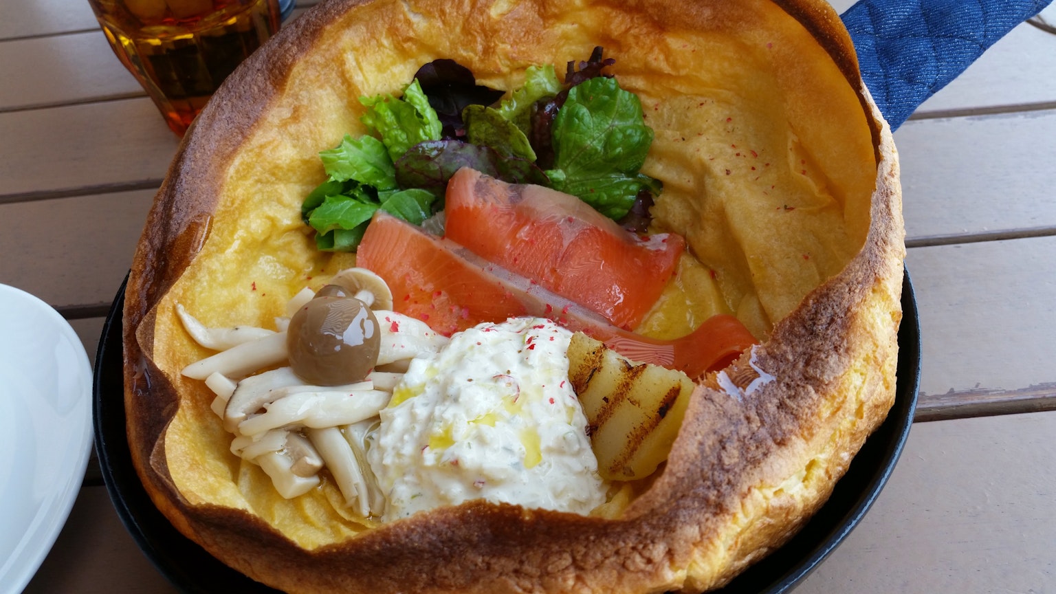 Delizioso pancake in stile tedesco farcito con insalata fresca e salmone affumicato