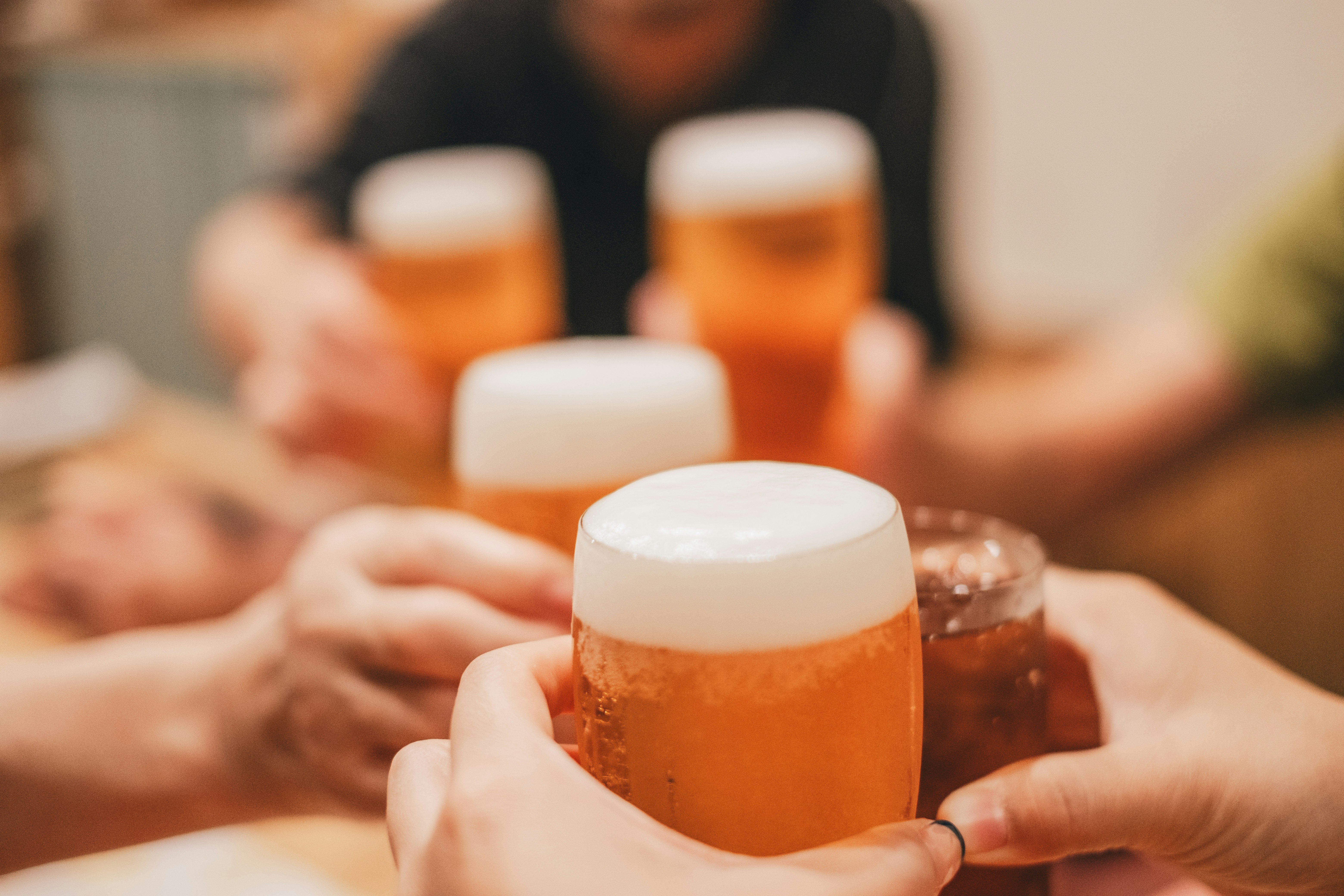 乾杯のビールグラスを手にする人々の乾杯シーン