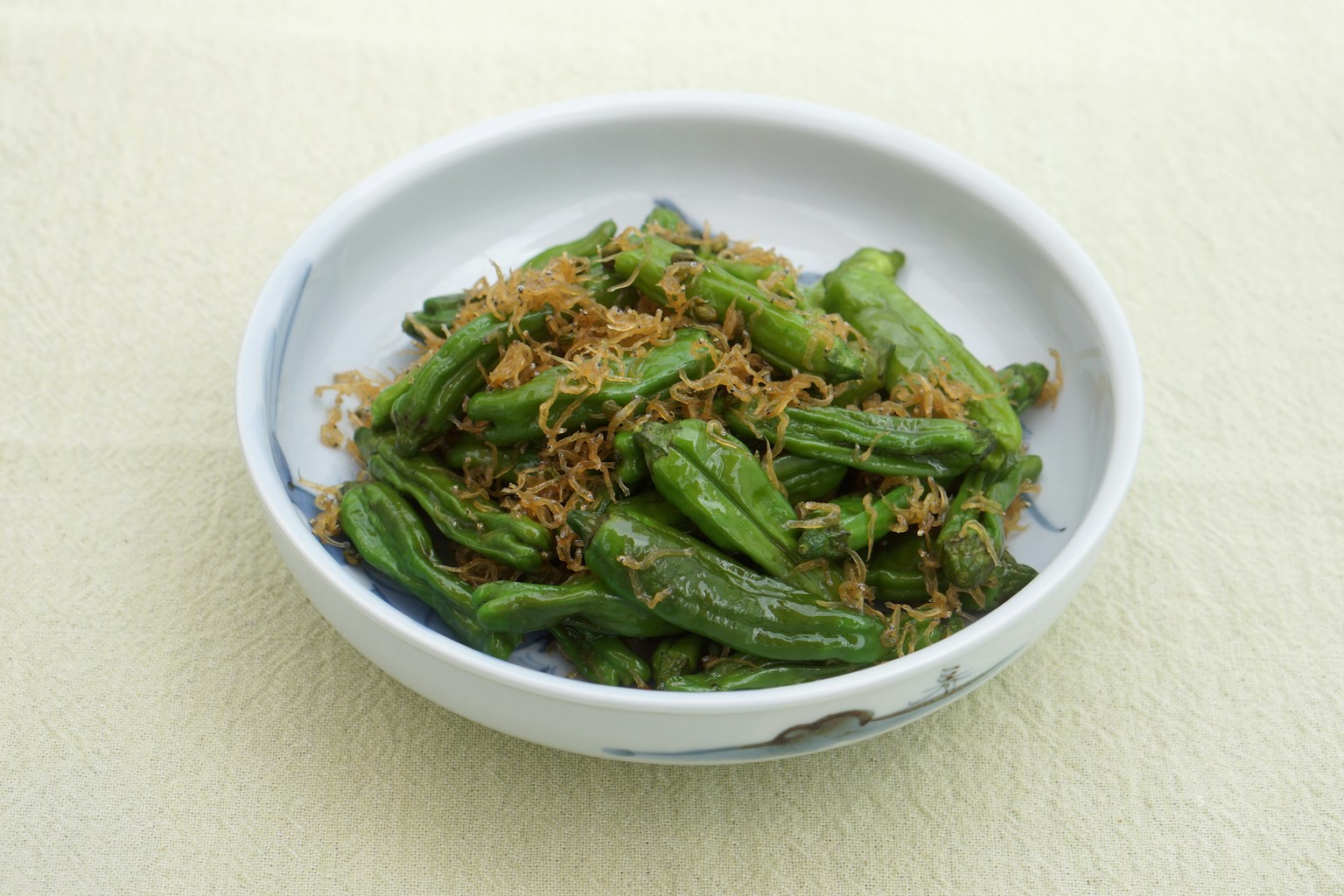 Paprika shishito dengan serpihan ikan goreng