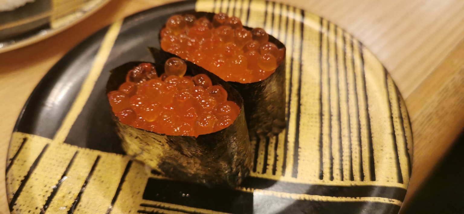 밥 위에 연어 알이 올려진 스시 접시