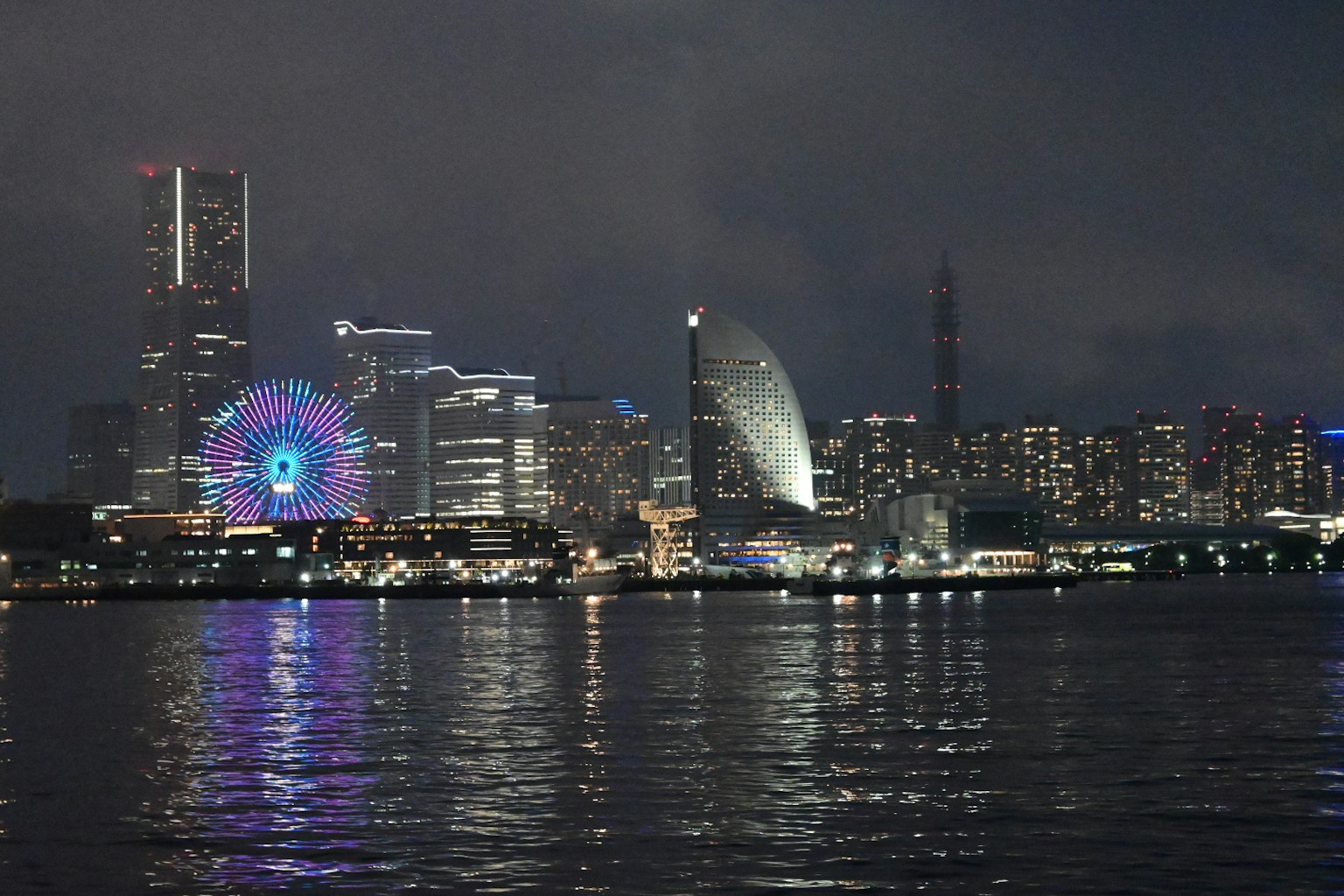 橫濱夜景，摩天大樓和摩天輪燈光璀璨