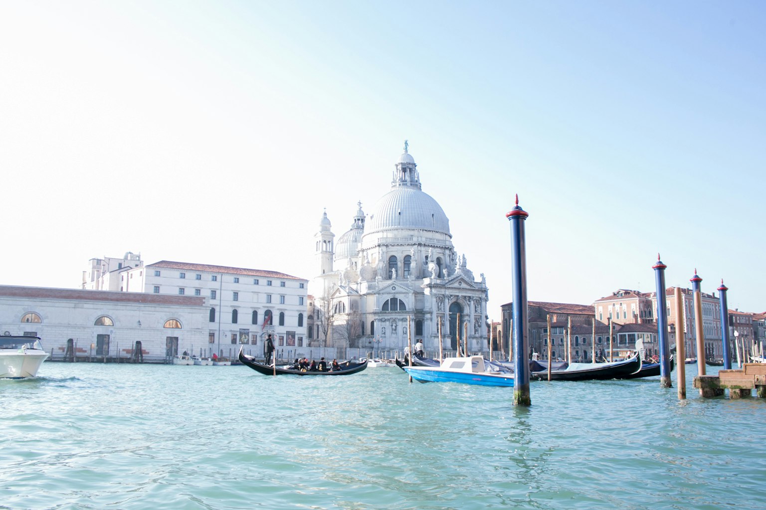 Blick auf die Kirche Santa Maria della Salute in Venedig mit Gondeln im Kanal