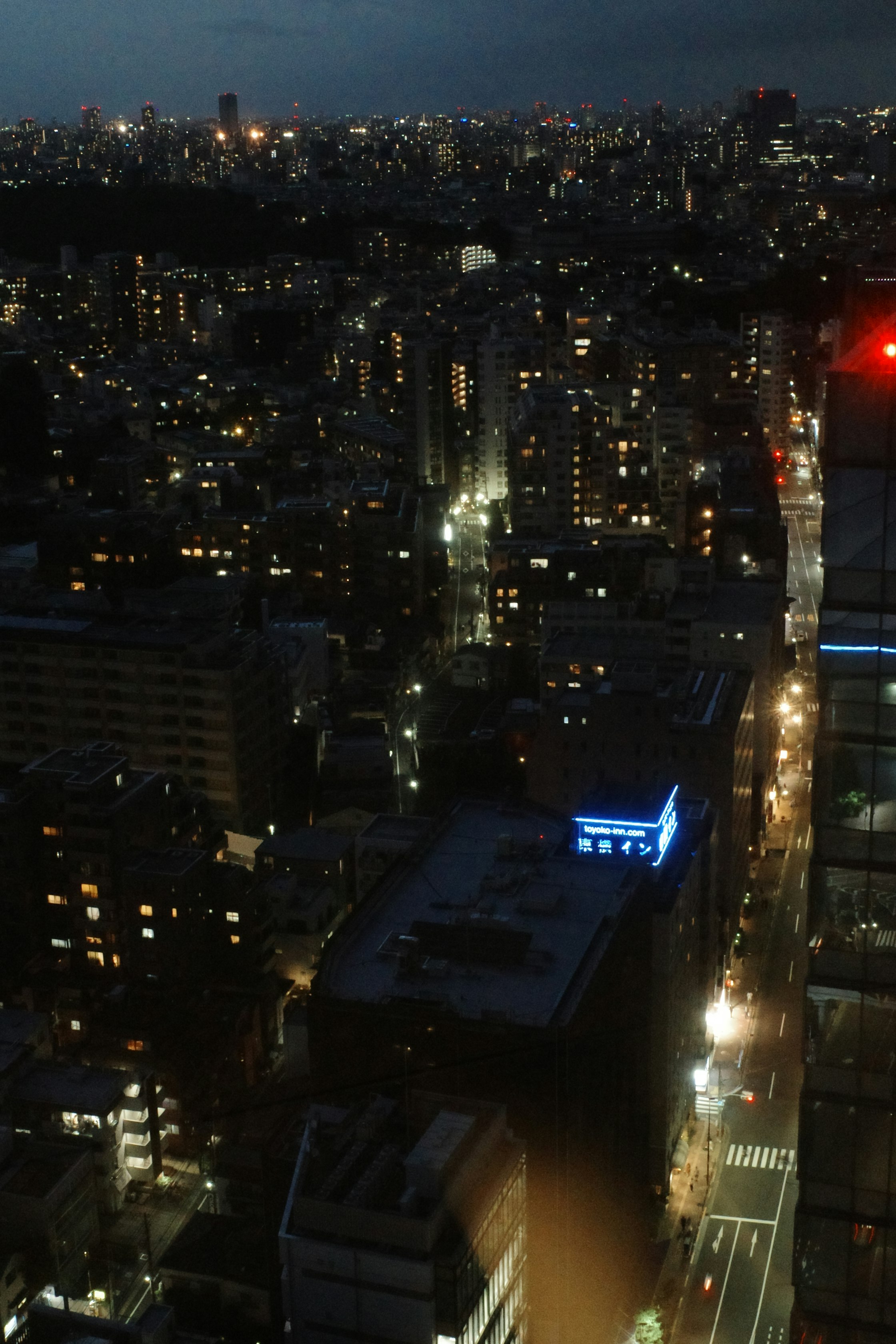 夜景の高層ビル群と街の光が広がる都市の眺望