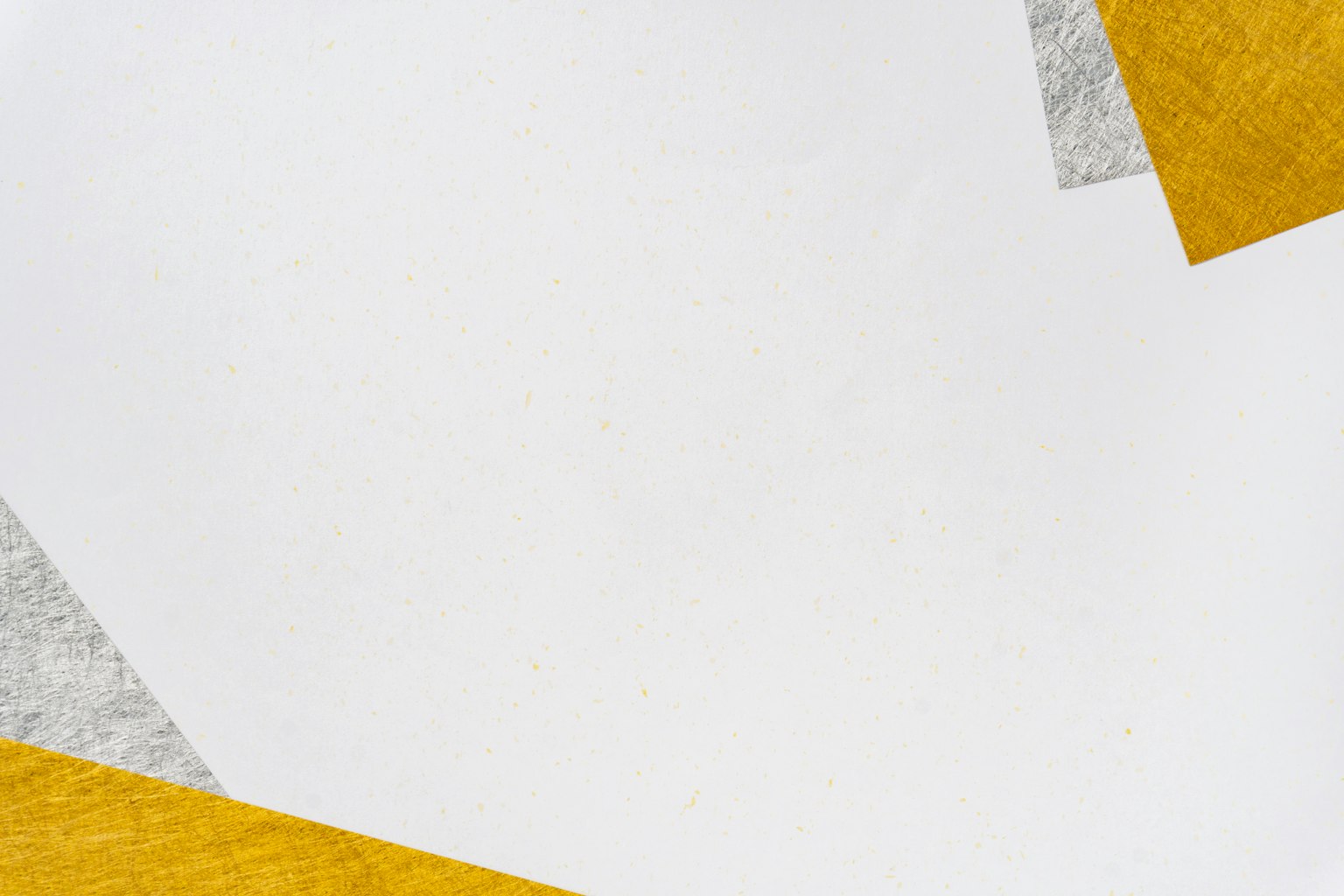 Sfondo bianco con forme irregolari in giallo e argento