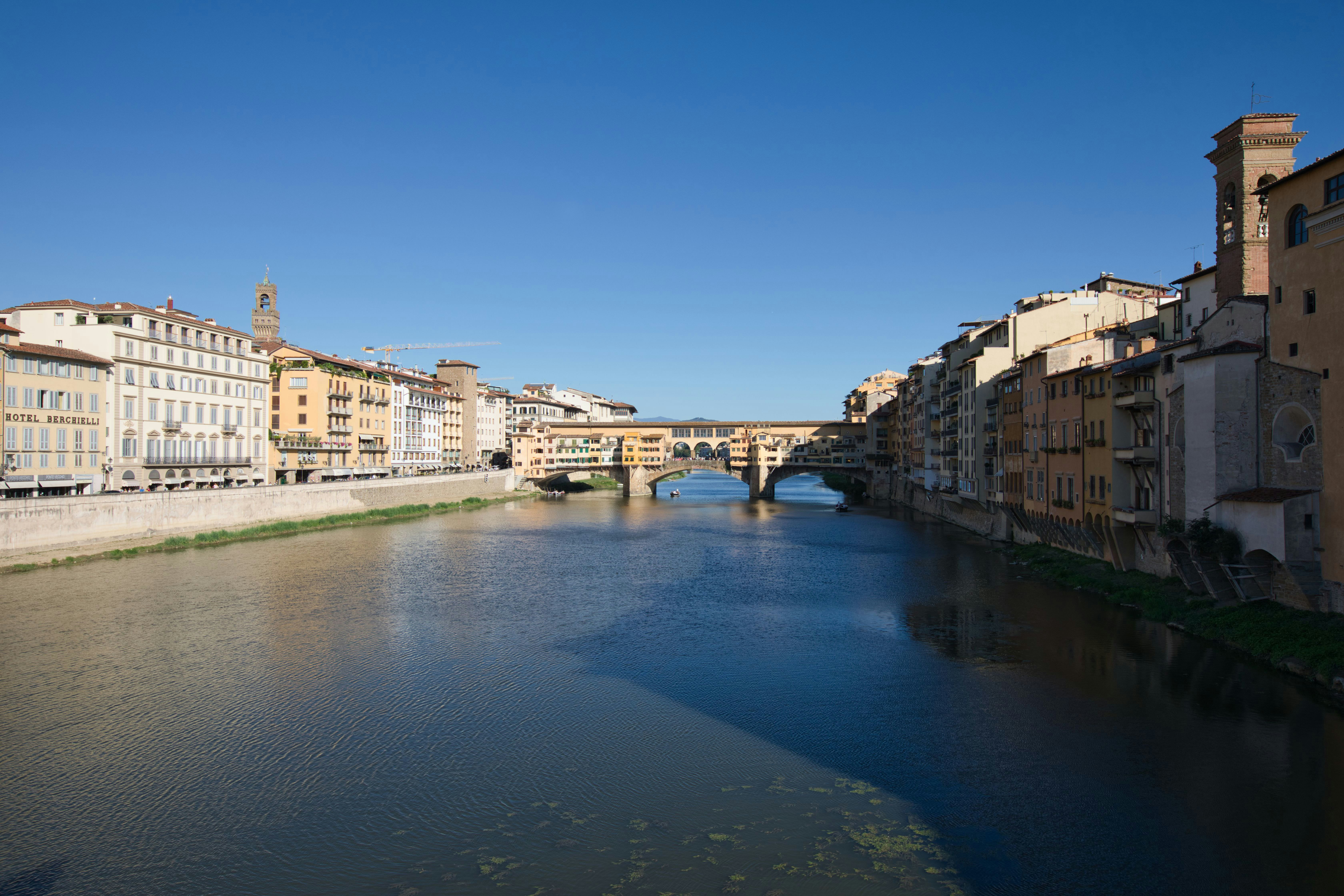 Quang cảnh Cầu Ponte Vecchio và sông Arno ở Florence
