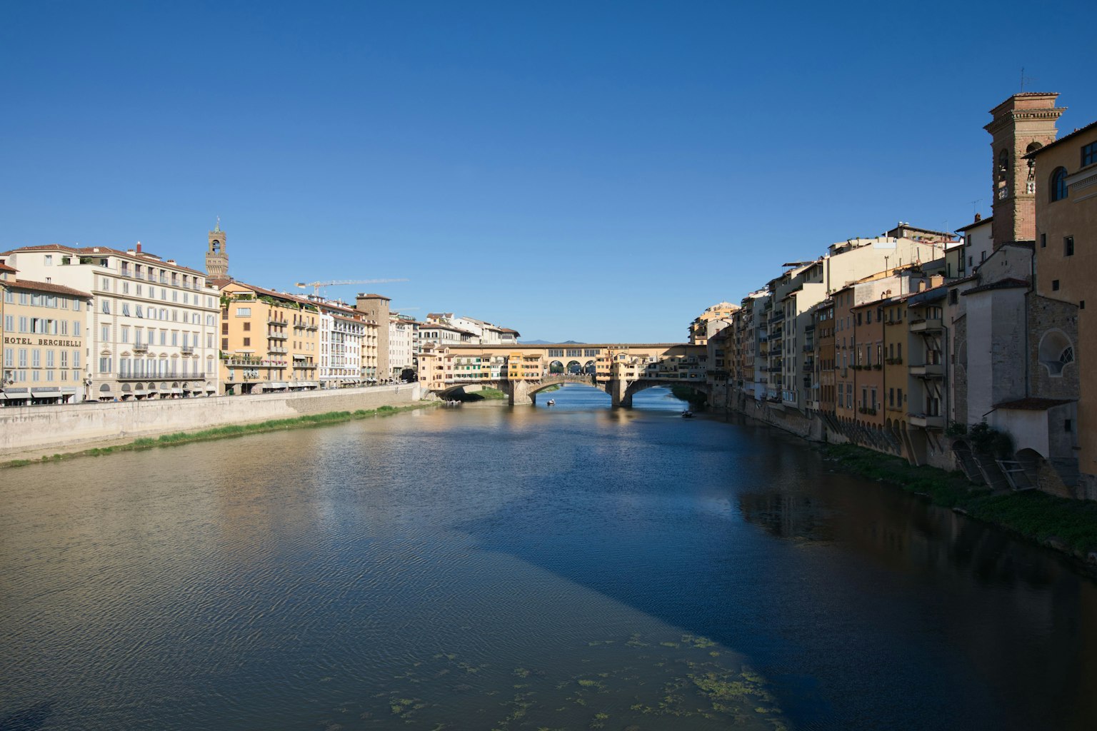 Blick auf den Arno mit historischen Gebäuden entlang der Ufer in Florenz
