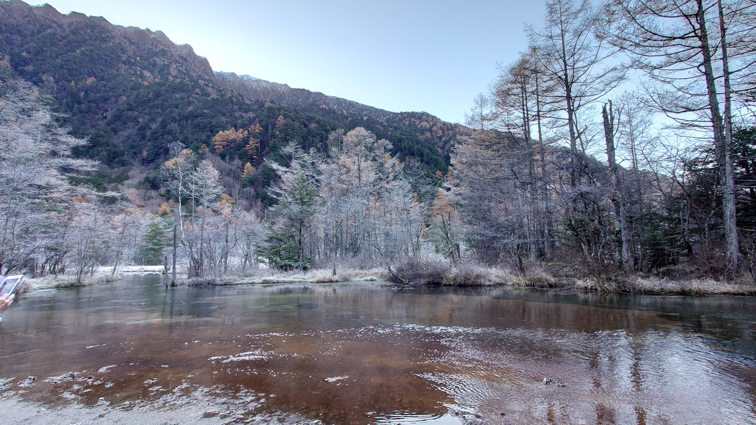 Pemandangan tenang dengan gunung yang memantul di air