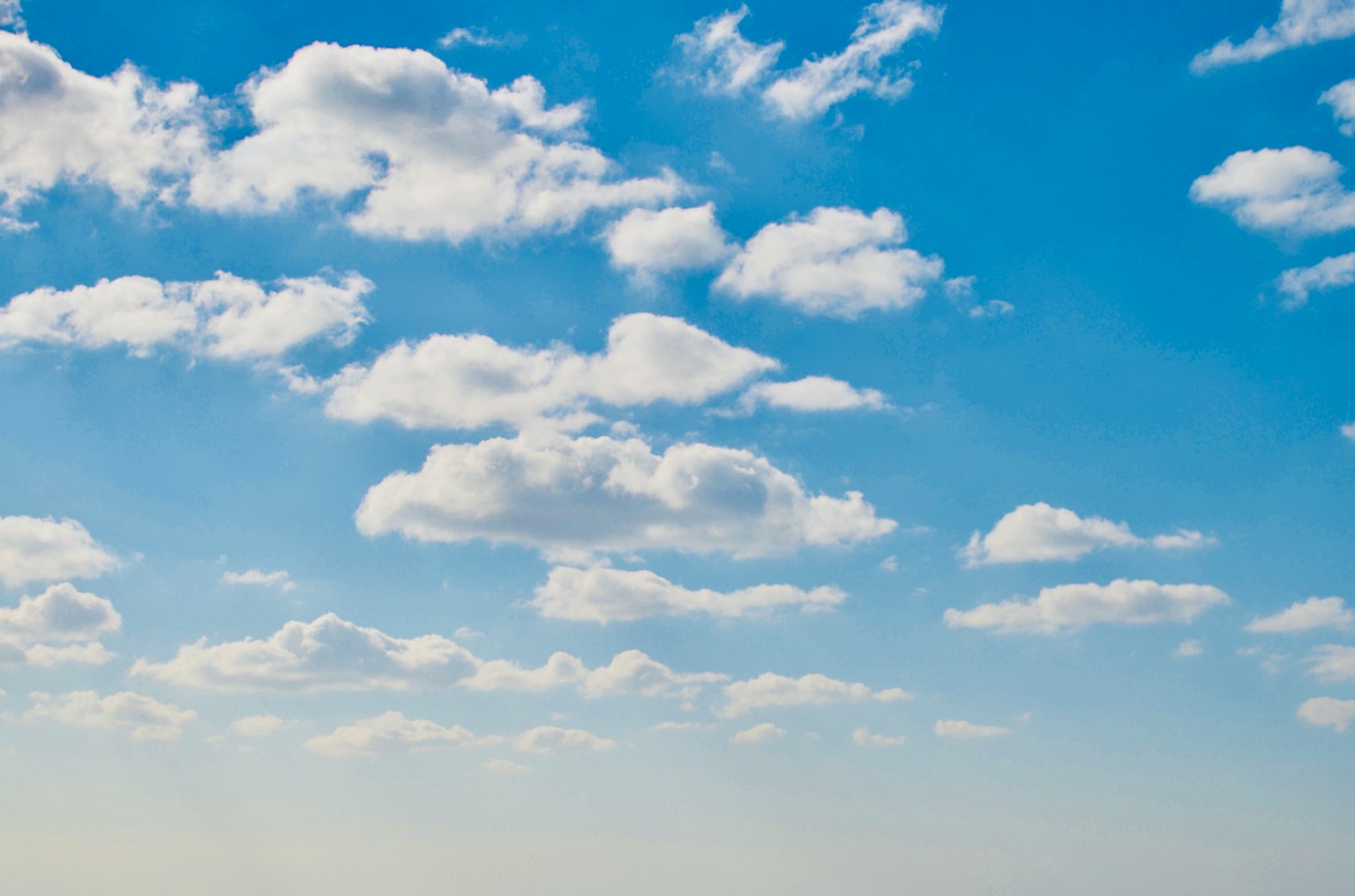 Vista panoramica di nuvole bianche in un cielo blu
