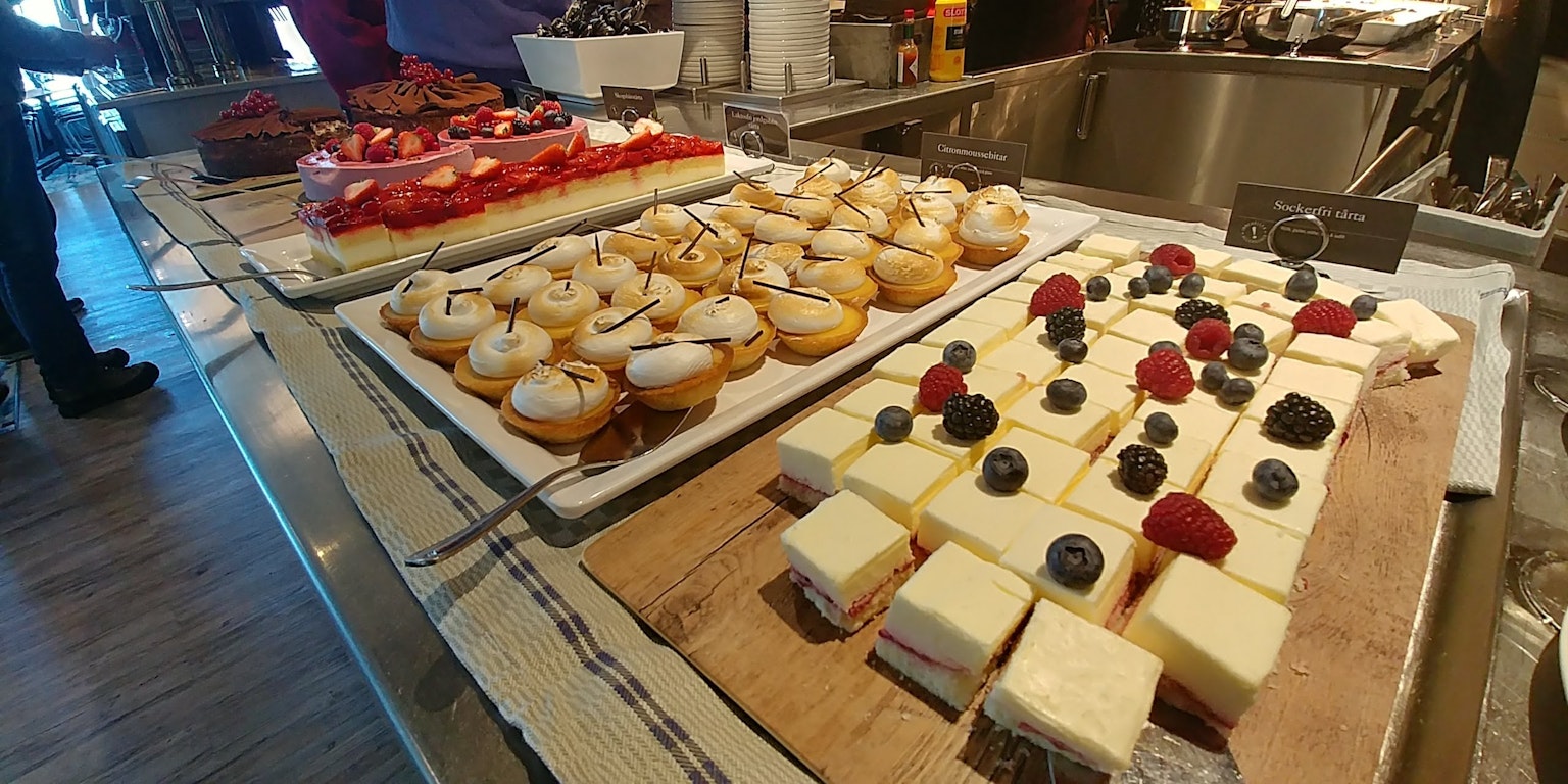 甜點自助餐展示桌上的杯子蛋糕和水果塔