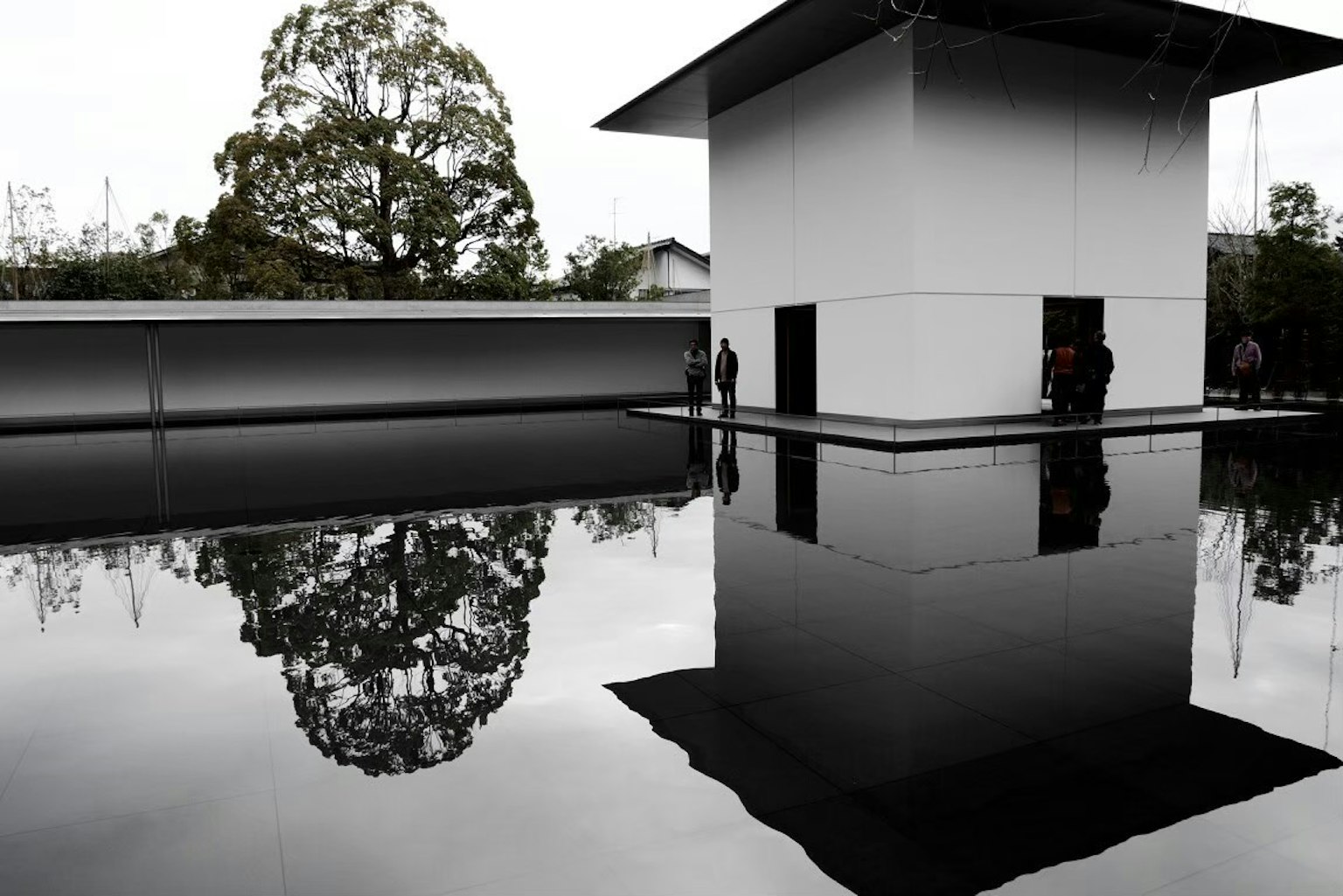 Paesaggio sereno con un edificio bianco e il suo riflesso sull'acqua scura