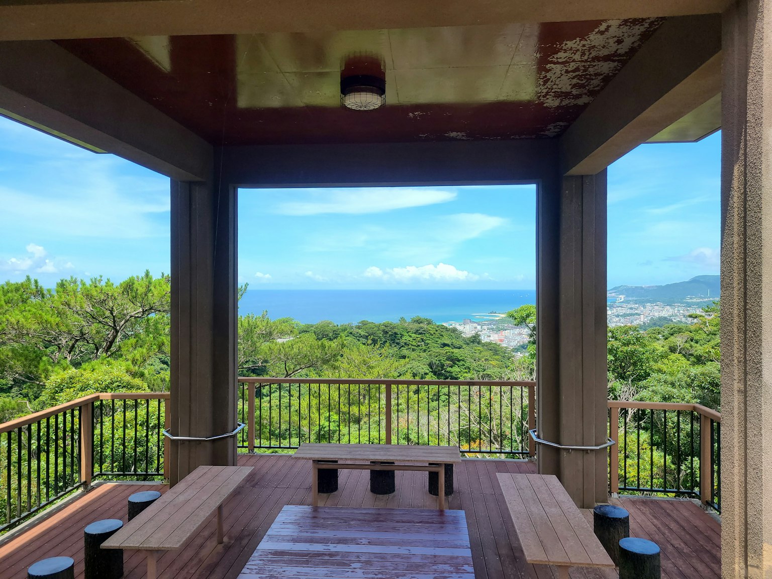 Area di riposo all'aperto con vista sul mare e sul verde