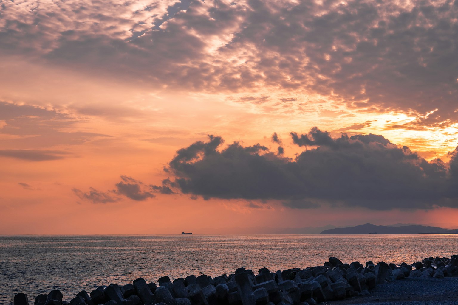 Hermoso paisaje marino con atardecer y nubes