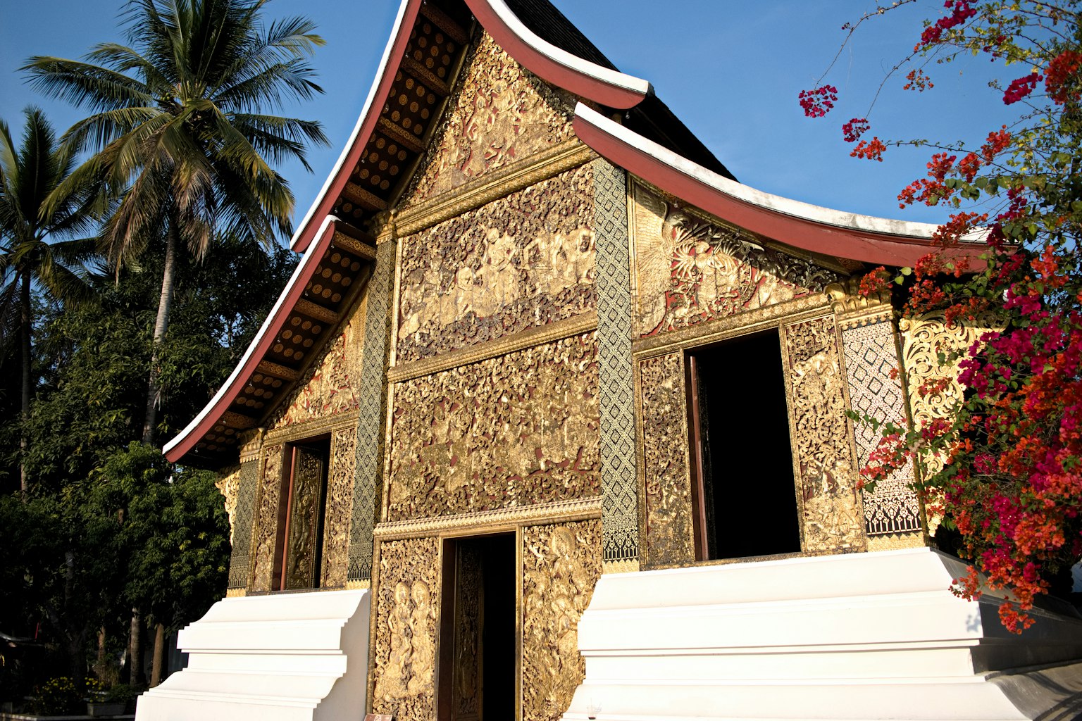 Eksterior kuil Thailandia tradisional dengan dekorasi rumit