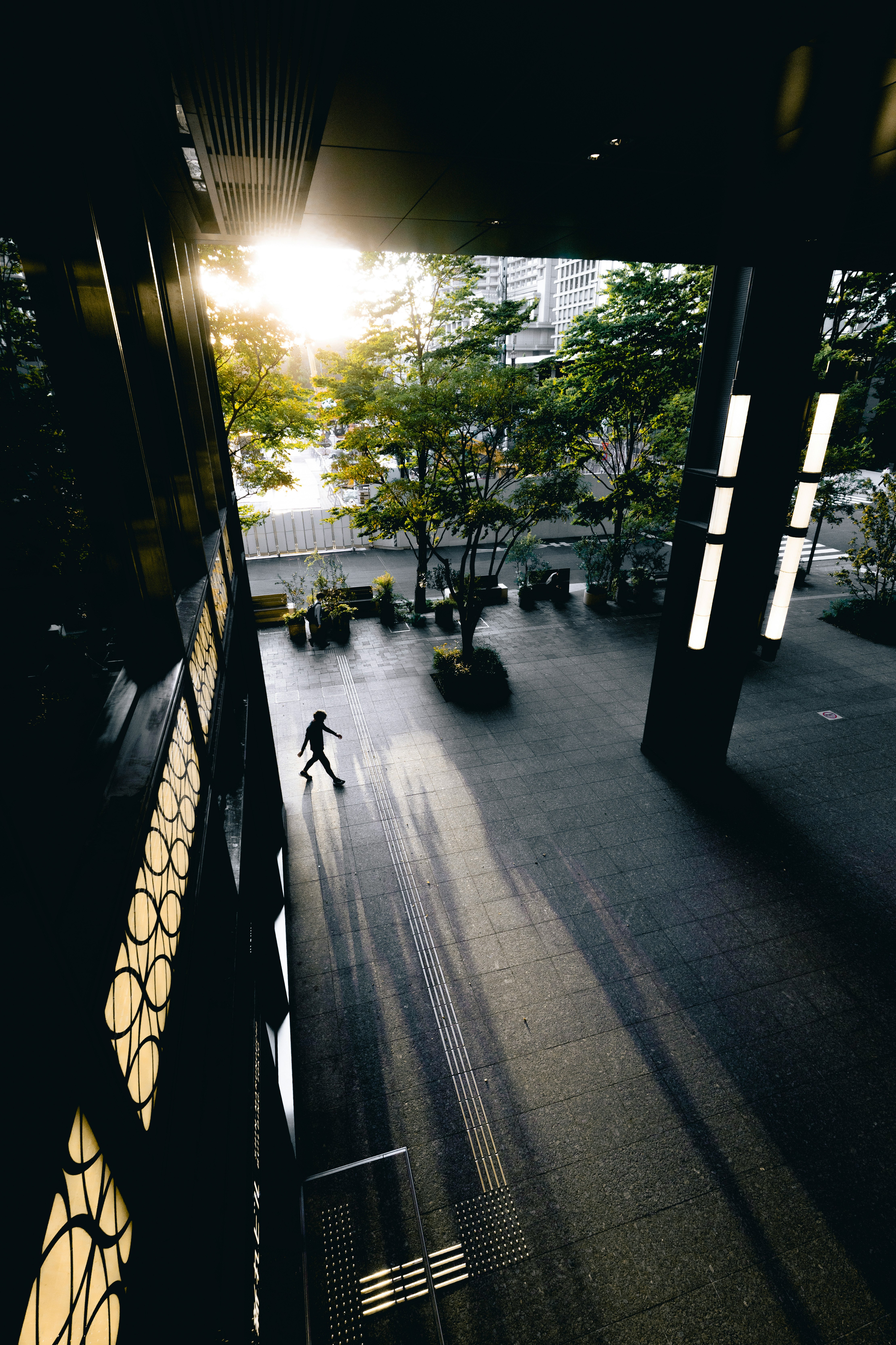 東京の中庭を見下ろす回廊のある建物の外観