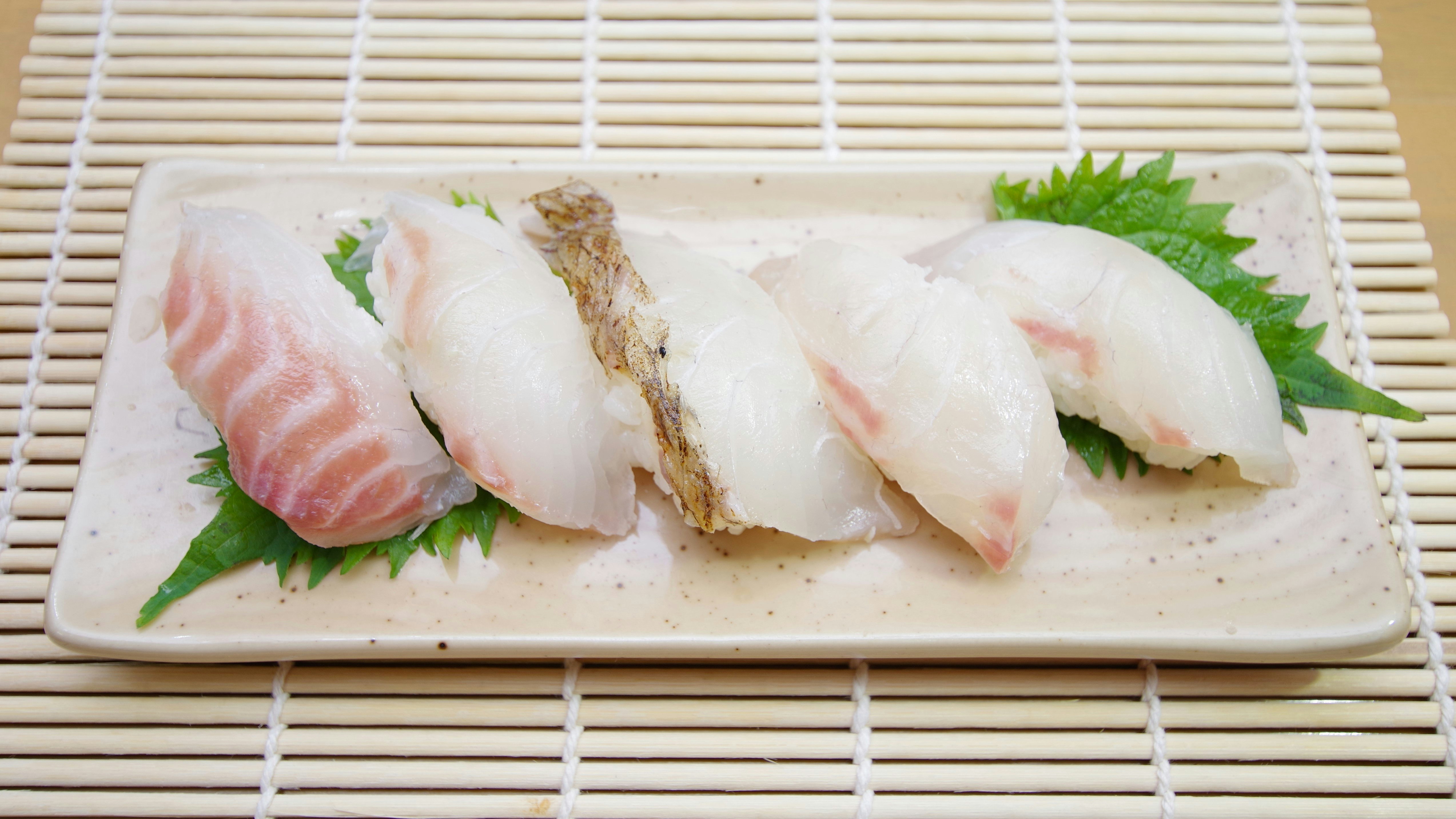 nigiri cá trắng trên đĩa phục vụ