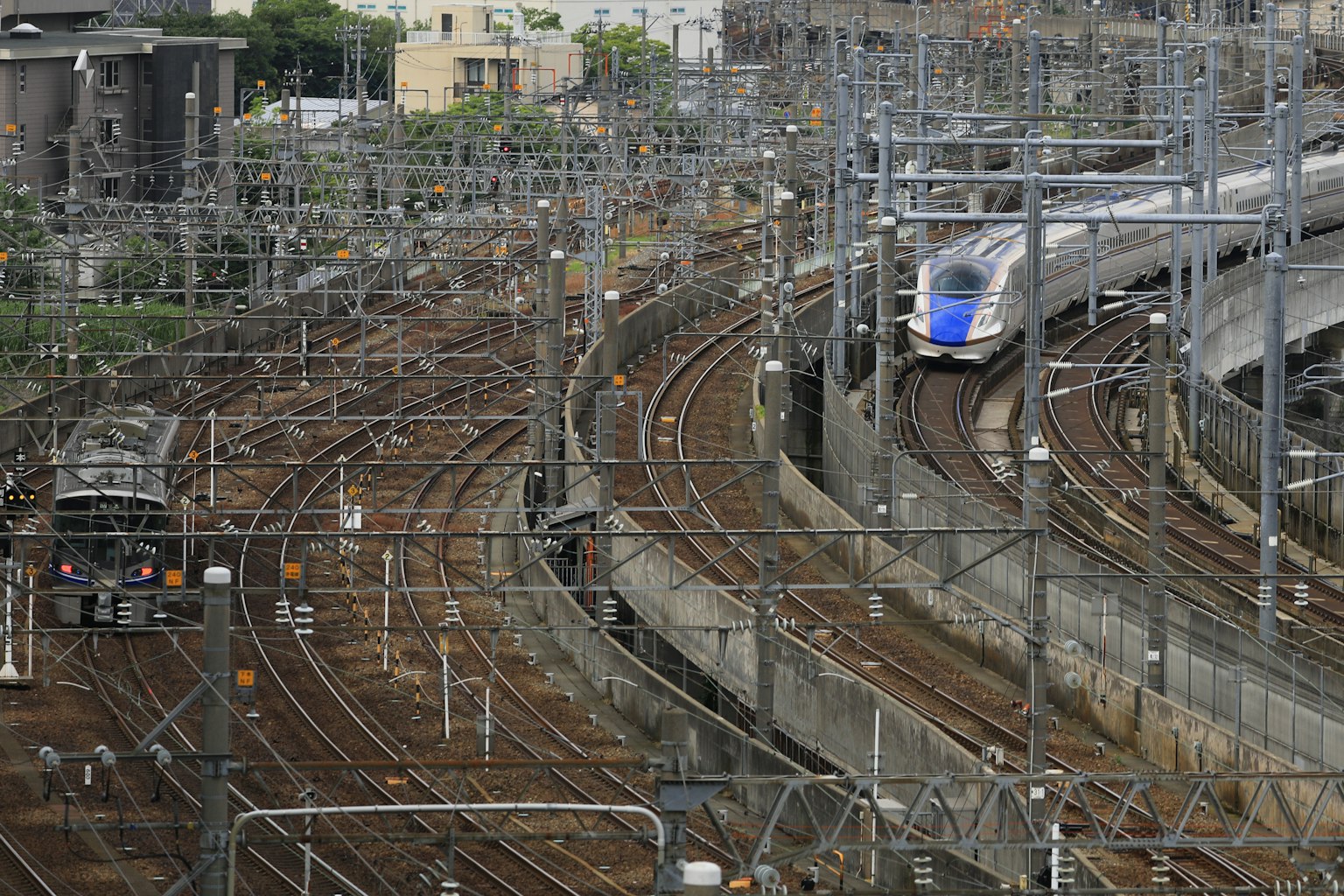 複雜的鐵路軌道與正在行駛的高架列車