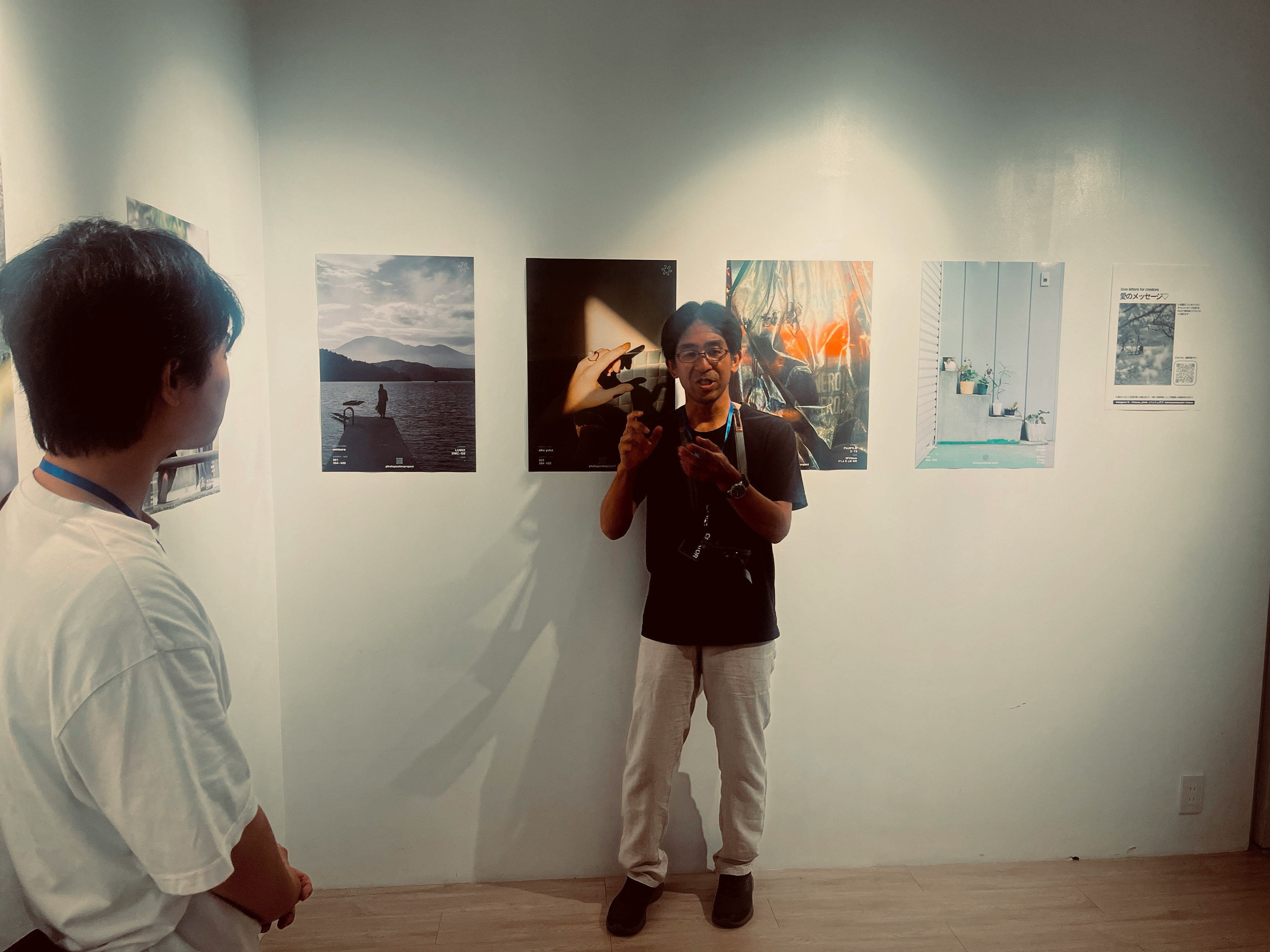 展示室で写真作品の前に立つ人物