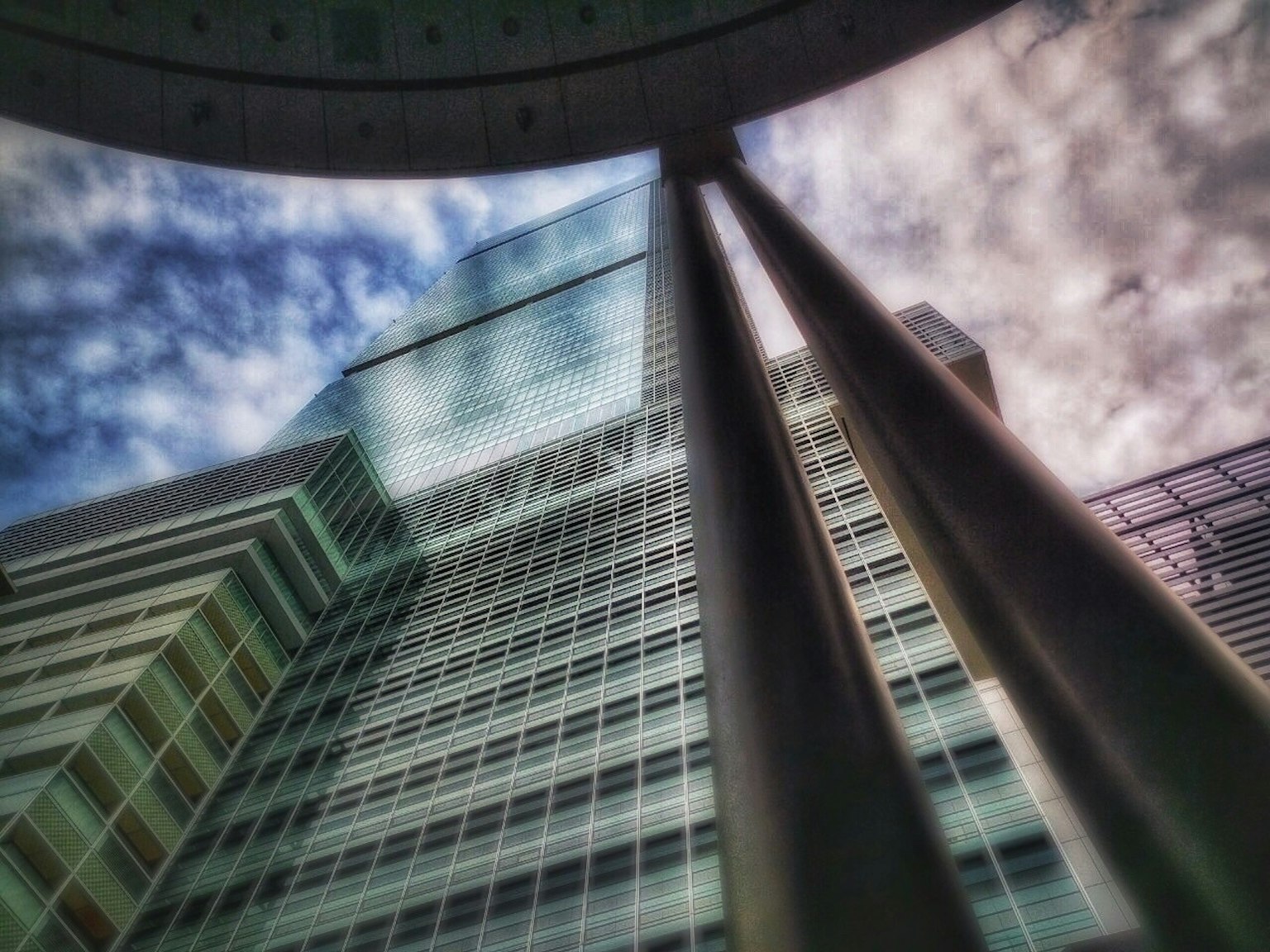 從下往上看高樓大廈和多雲的天空